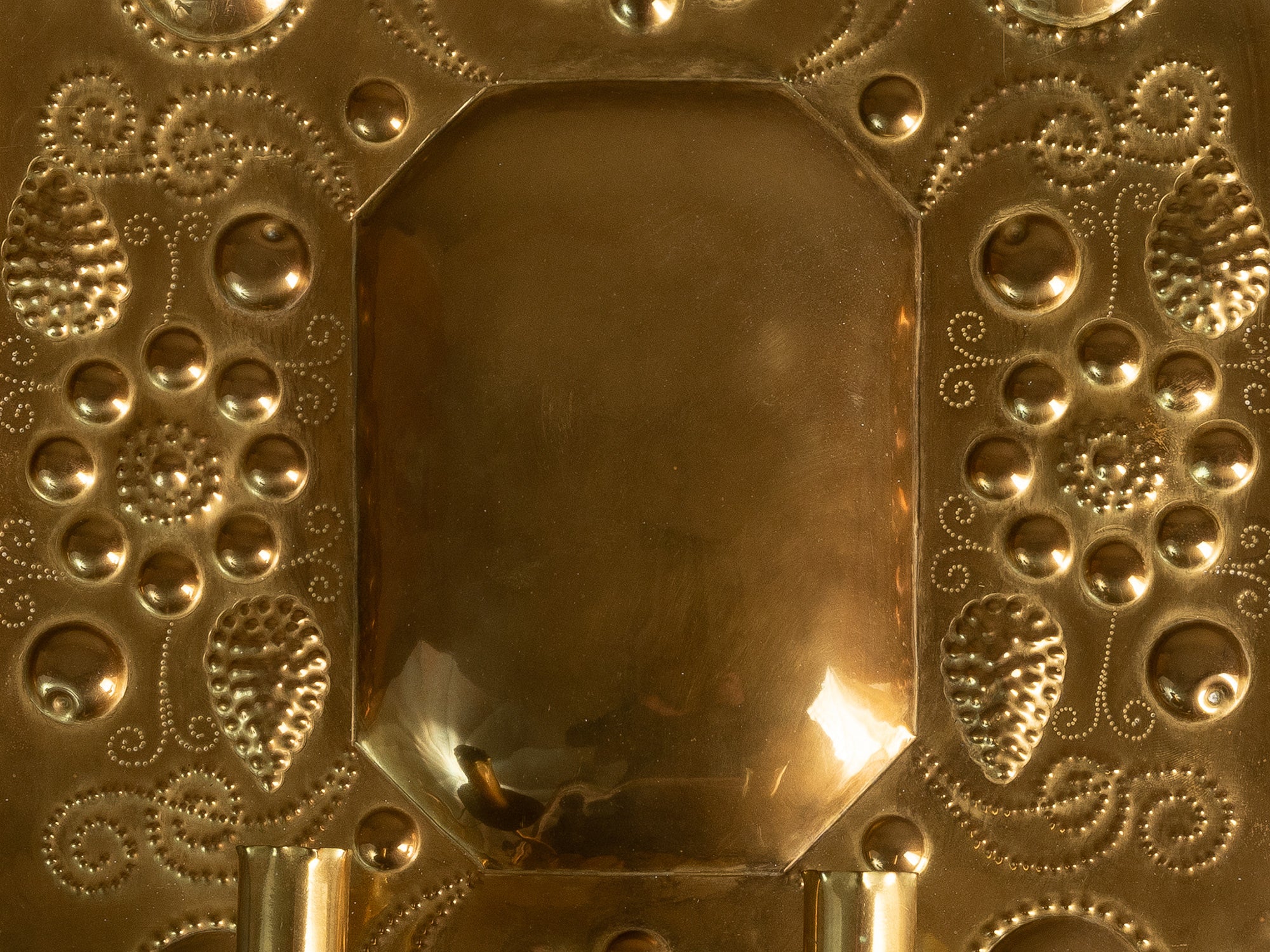 Important candélabre d'applique baroque en laiton, Finlande (début du XXe siècle)..Important Baroque brass wall hanging candle holder, Finland (Early XXth century)