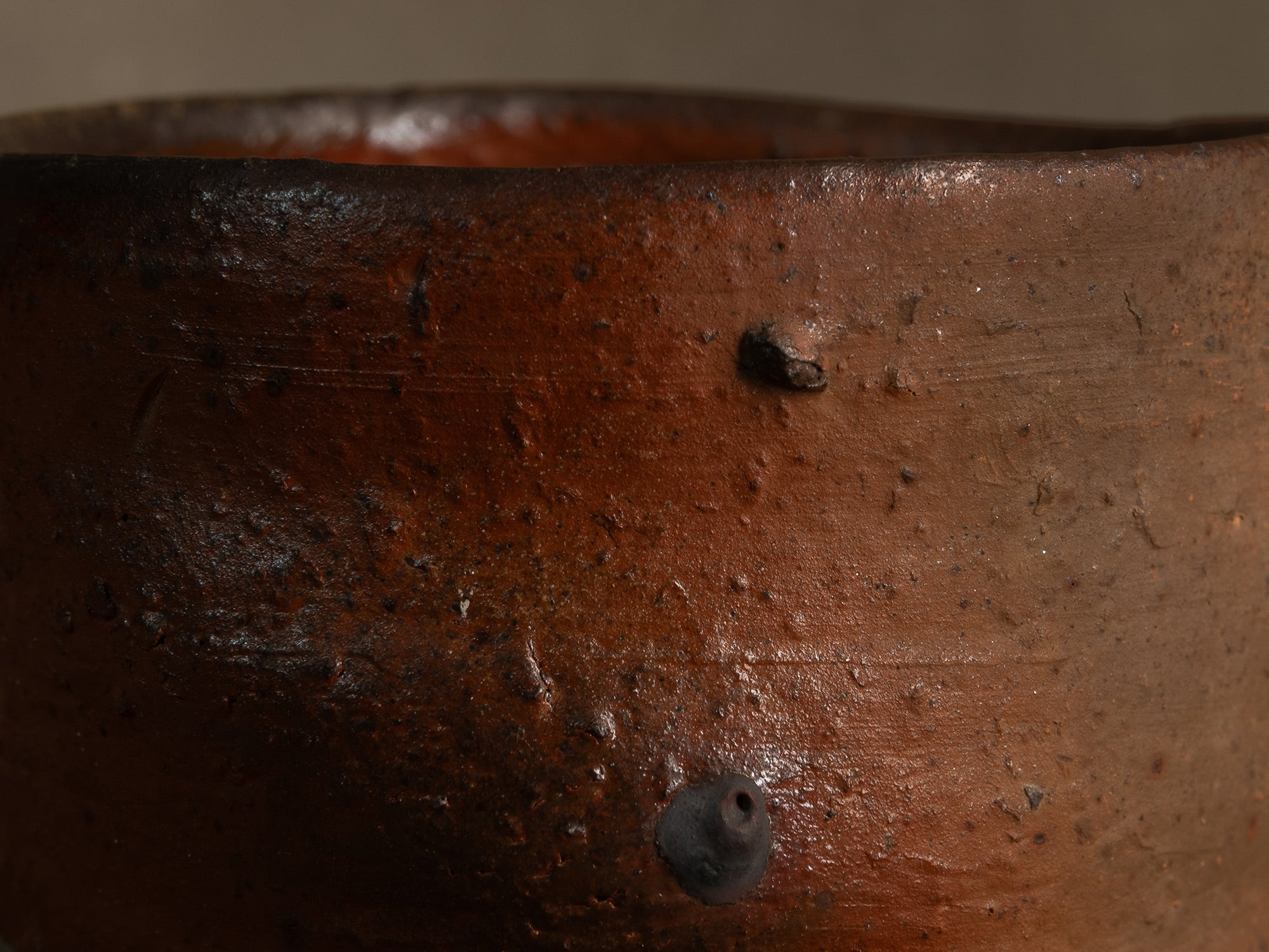 Bol à thé chawan en grès de La Borne par Isabelle Pammachius, France (vers 2000)..La Borne stoneware chawan tea bowl by Isabelle Pammachius, France (circa 2000)