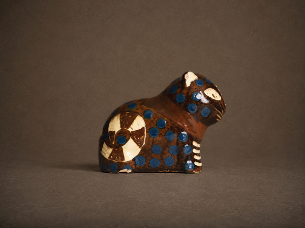 Rare sculpture Chat, tirelire en terre vernissée de Soufflenheim par Madeleine Sougez et Elchinger pour Primavera, France (vers 1925)..Rare Madeleine Sougez Primavera Cat Piggy bank, by Léon Elchinger in Soufflenheim, France (circa 1925)