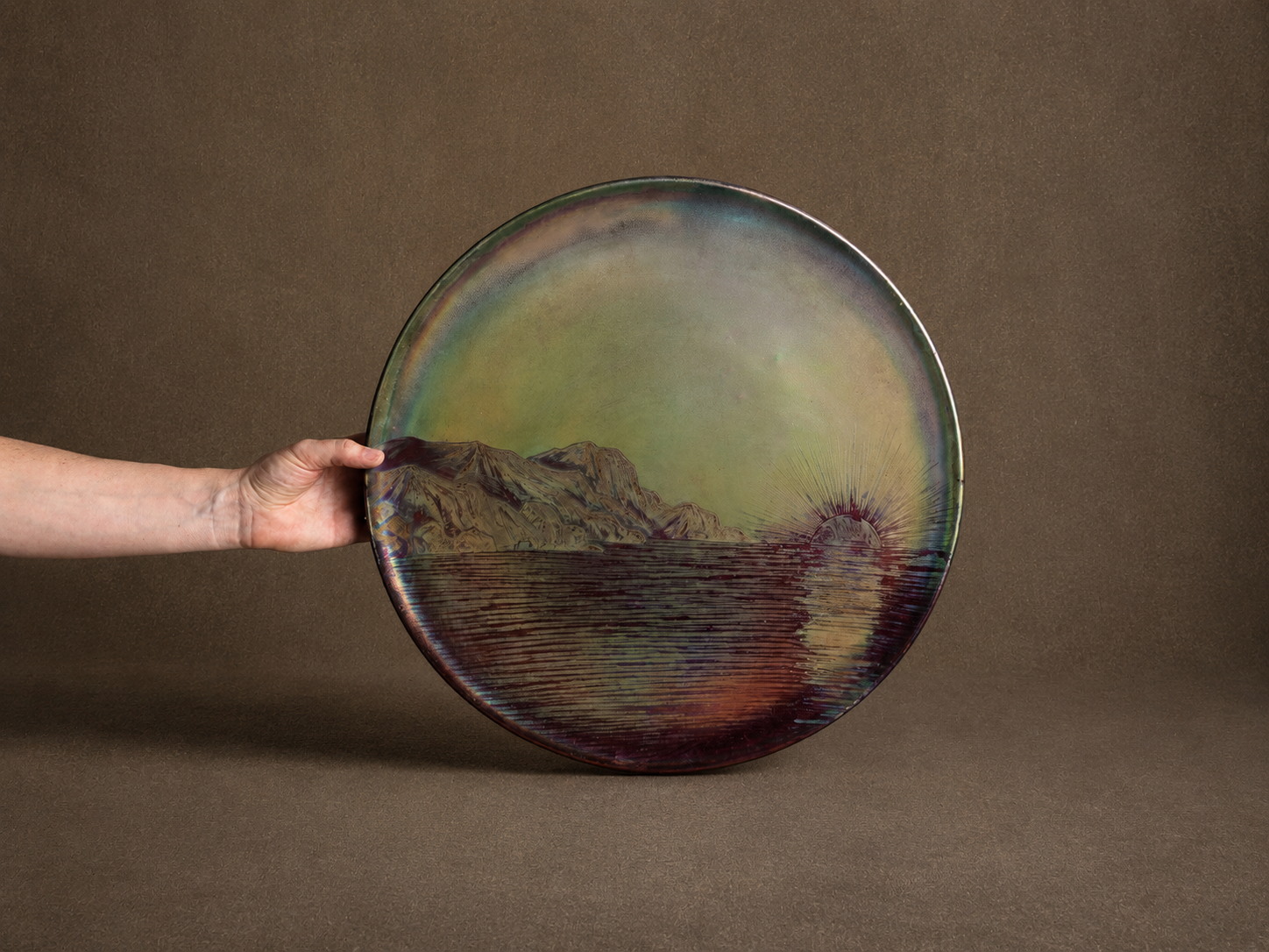 Exceptionnel plat mural japonisant Art Nouveau de Delphin Massier, France (vers 1895)..Oustanding huge Art Nouveau Japonist wall hanging luster ceramic bowl by Delphin Massier, France (circa 1895)