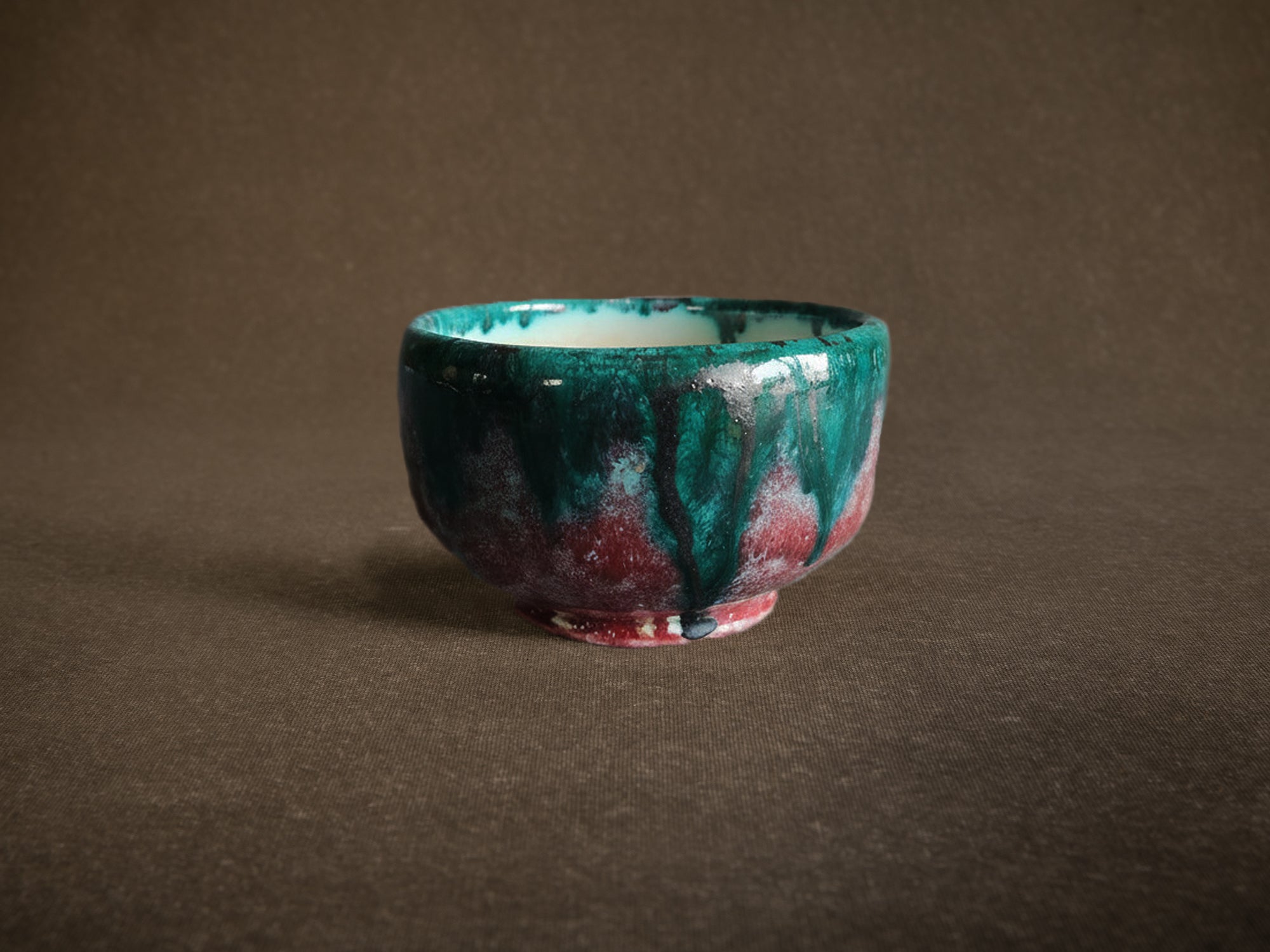 Bol à thé chawan en faience par Louis Baude à Montigny sur Loing, France (vers 1922)..Chawan tea bowl in earthenware from Montigny sur Loing by Louis Baude, France (circa 1922)