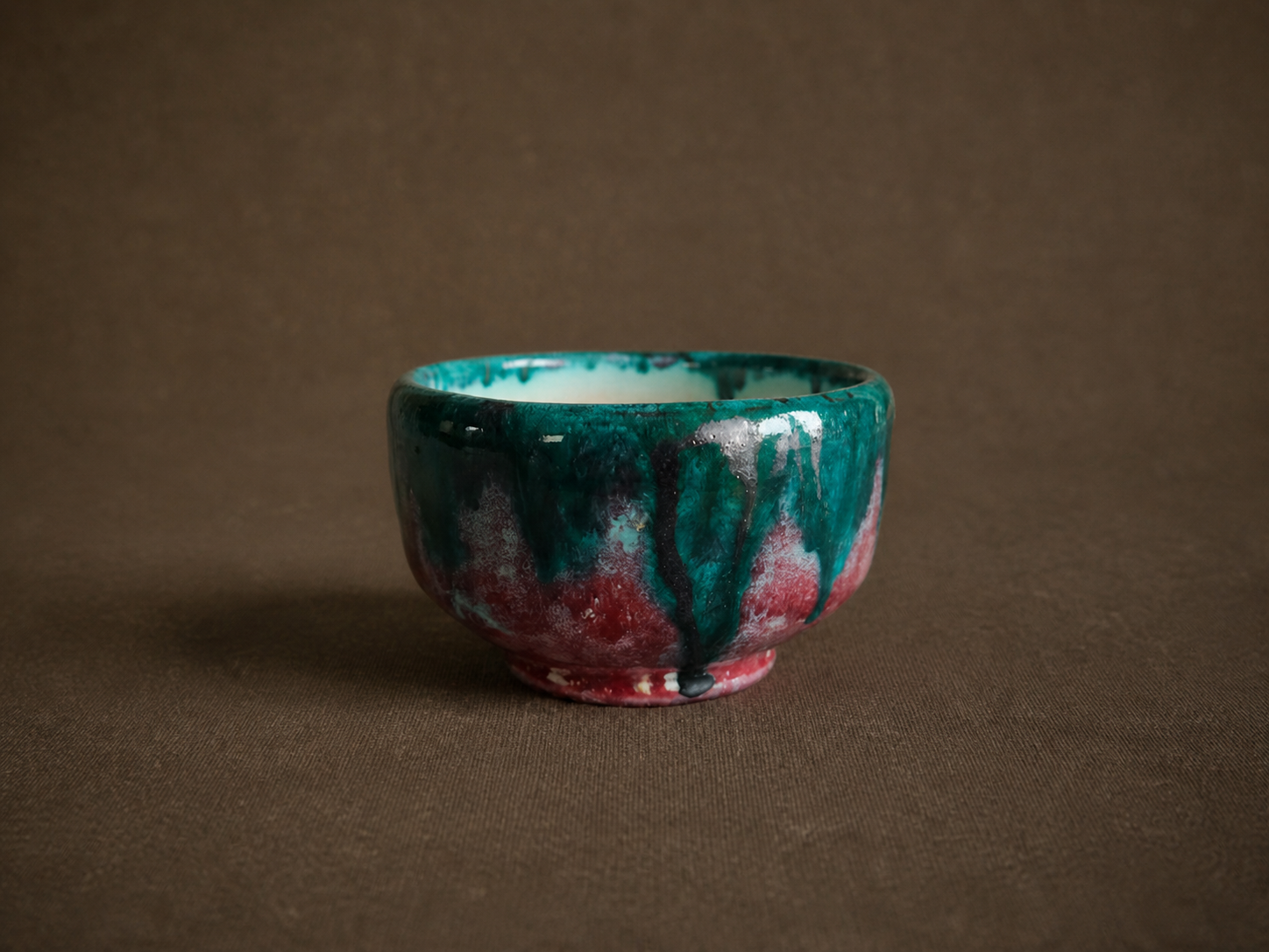 Bol à thé chawan en faience par Louis Baude à Montigny sur Loing, France (vers 1922)..Chawan tea bowl in earthenware from Montigny sur Loing by Louis Baude, France (circa 1922)
