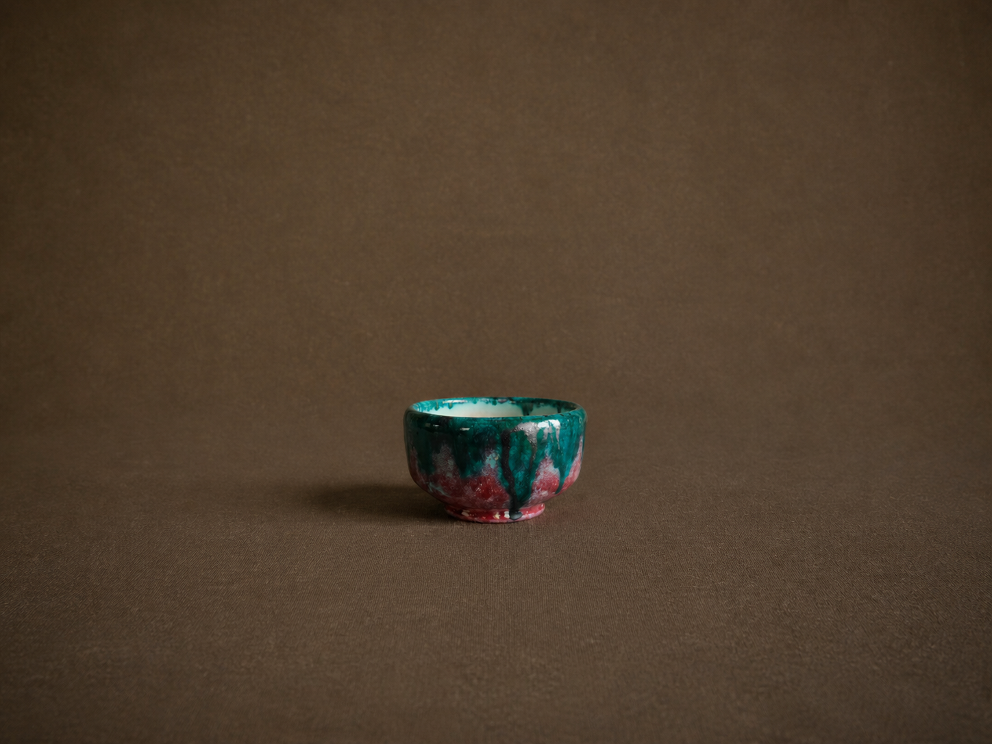Bol à thé chawan en faience par Louis Baude à Montigny sur Loing, France (vers 1922)..Chawan tea bowl in earthenware from Montigny sur Loing by Louis Baude, France (circa 1922)