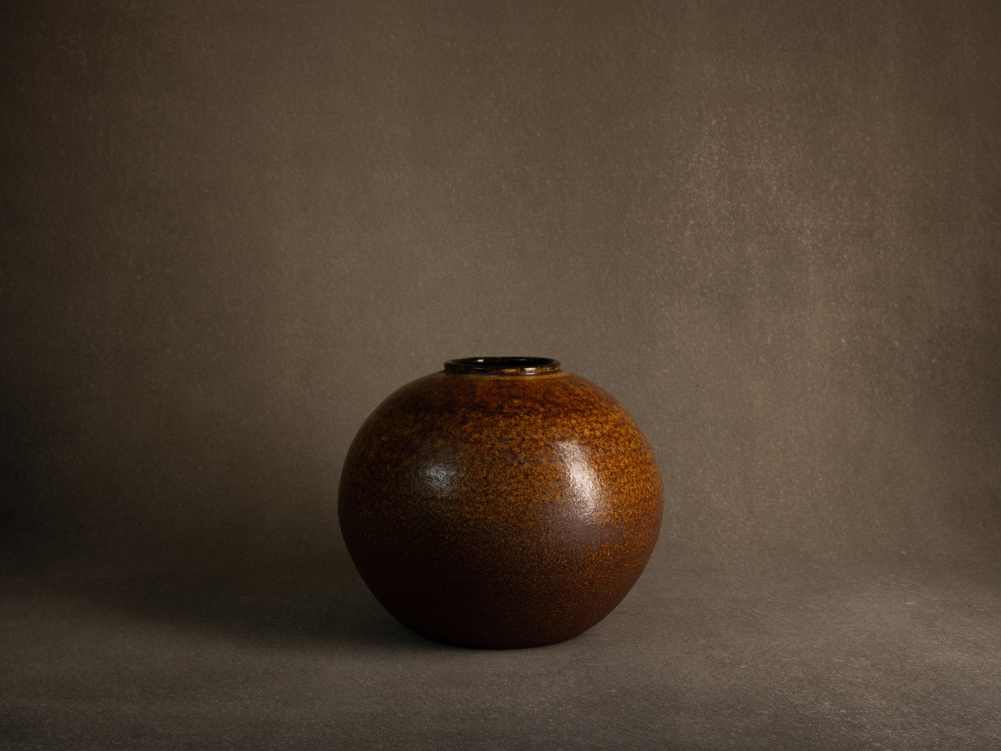 Jarre de lune par les Potiers d'Accolay, France (vers 1965-70)..Important Moon Jar vase by les Potiers d'Accolay, France (ca. 1965-70)