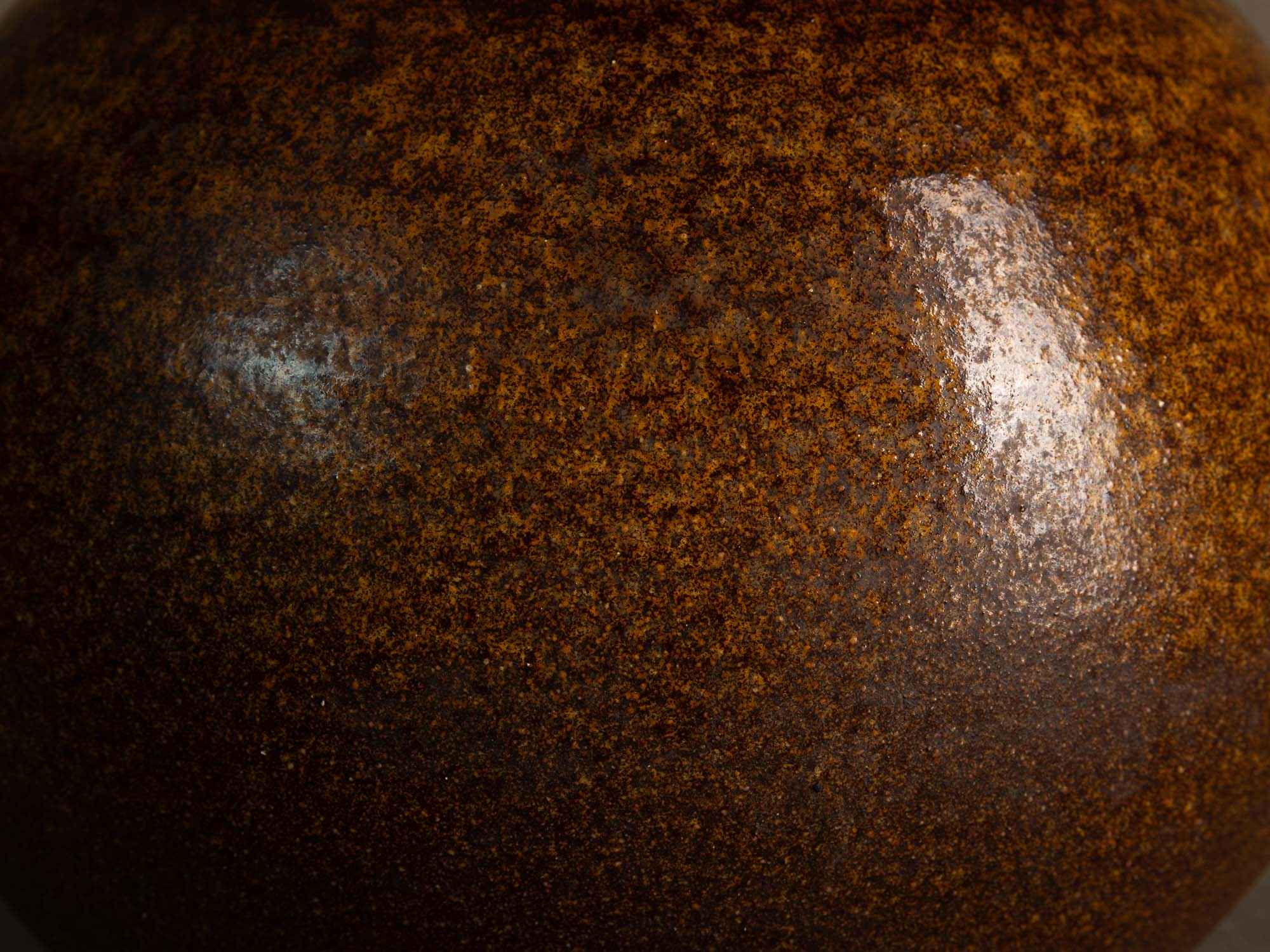 Jarre de lune par les Potiers d'Accolay, France (vers 1965-70)..Important Moon Jar vase by les Potiers d'Accolay, France (ca. 1965-70)