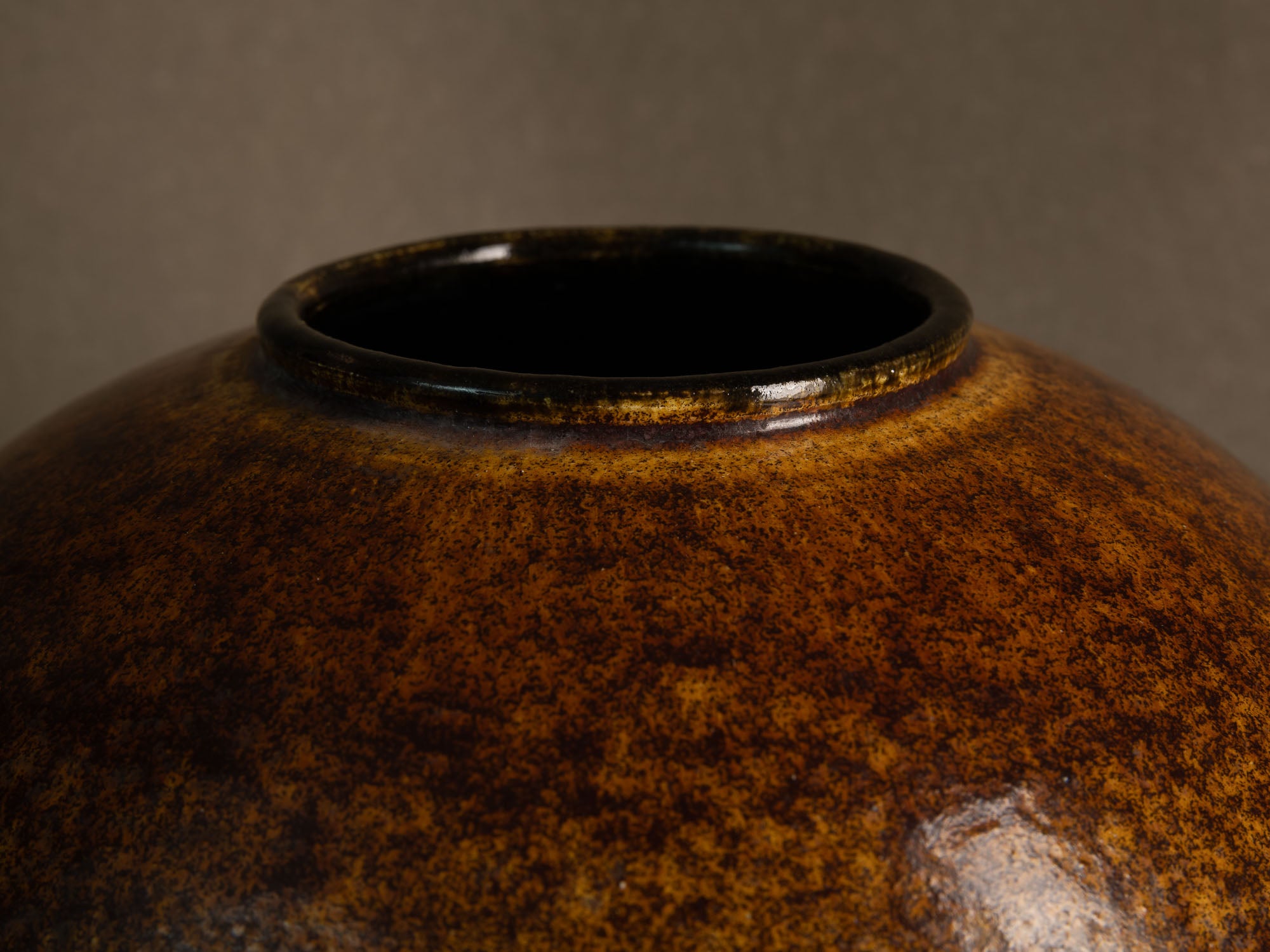 Jarre de lune par les Potiers d'Accolay, France (vers 1965-70)..Important Moon Jar vase by les Potiers d'Accolay, France (ca. 1965-70)