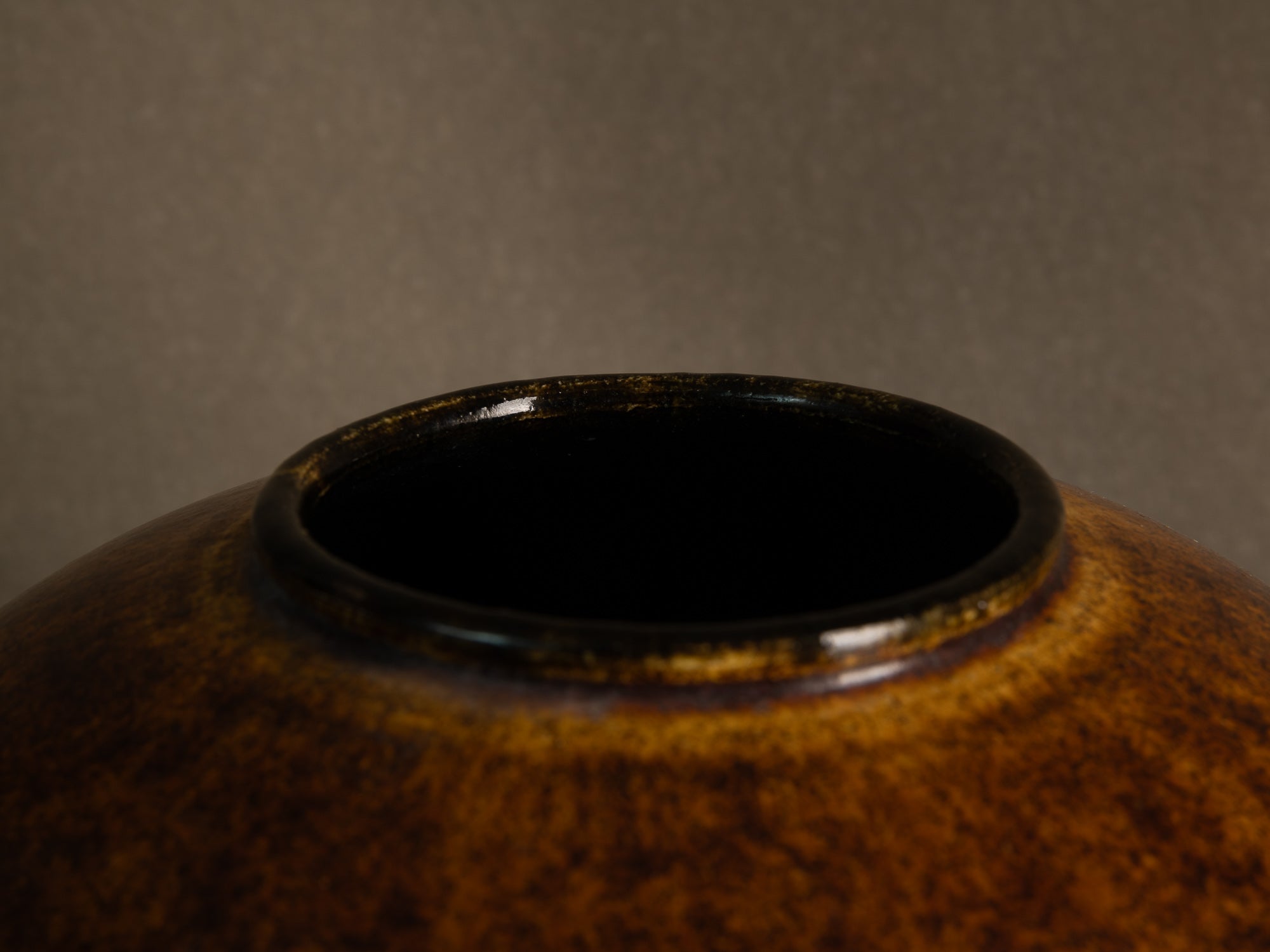 Jarre de lune par les Potiers d'Accolay, France (vers 1965-70)..Important Moon Jar vase by les Potiers d'Accolay, France (ca. 1965-70)