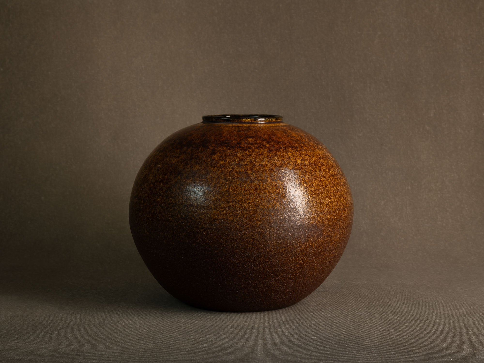 Jarre de lune par les Potiers d'Accolay, France (vers 1965-70)..Important Moon Jar vase by les Potiers d'Accolay, France (ca. 1965-70)