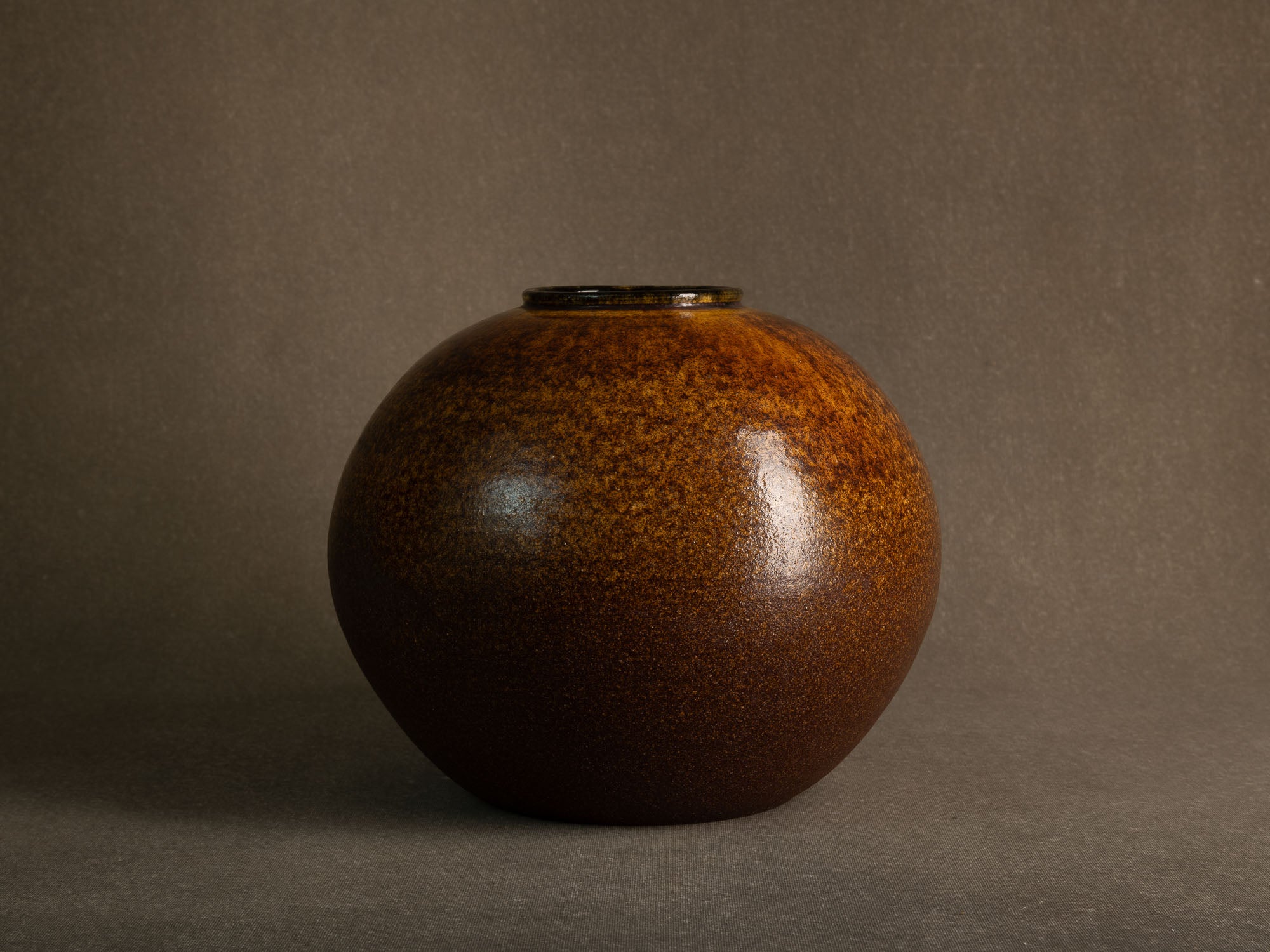 Jarre de lune par les Potiers d'Accolay, France (vers 1965-70)..Important Moon Jar vase by les Potiers d'Accolay, France (ca. 1965-70)