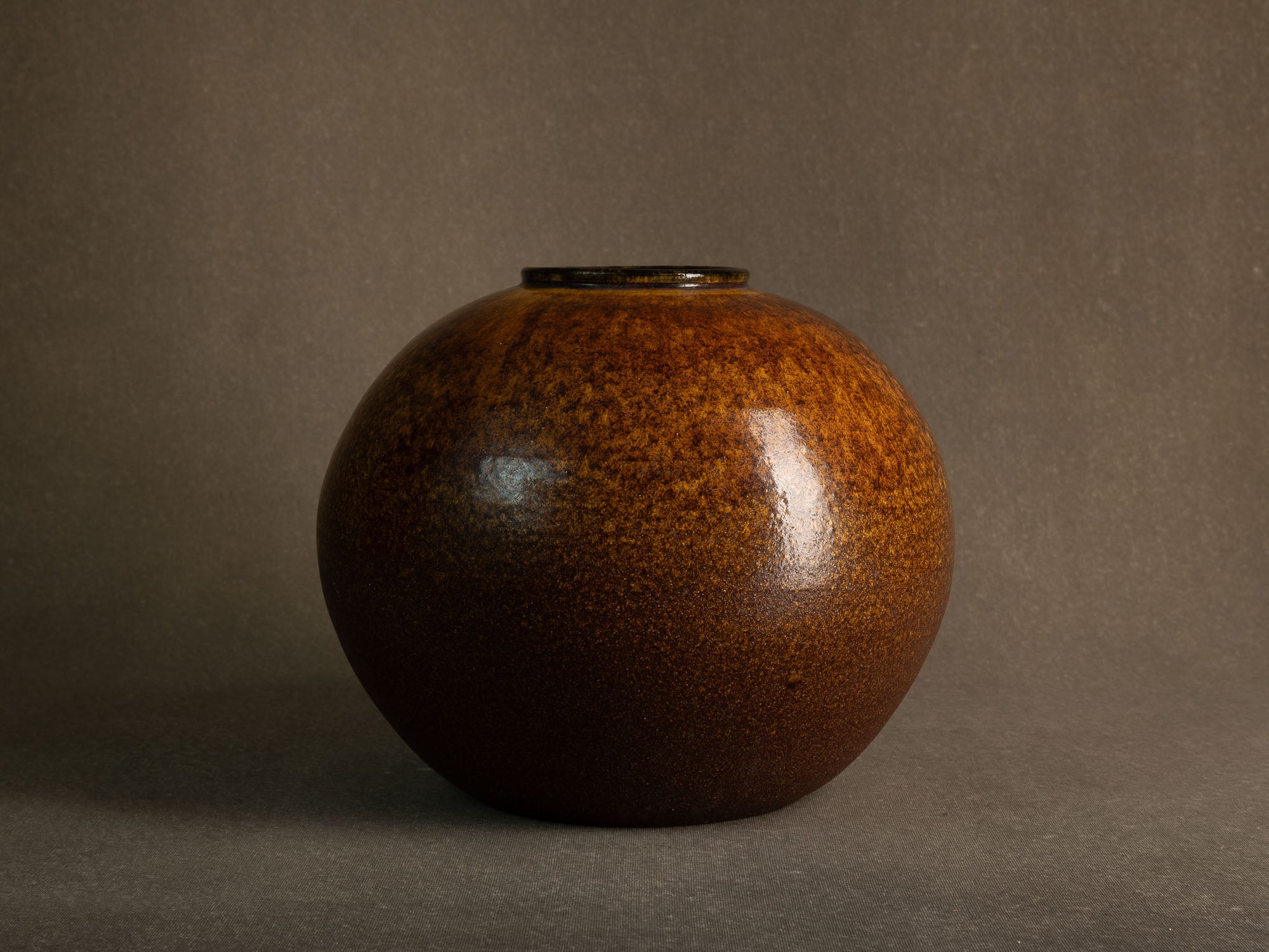 Jarre de lune par les Potiers d'Accolay, France (vers 1965-70)..Important Moon Jar vase by les Potiers d'Accolay, France (ca. 1965-70)