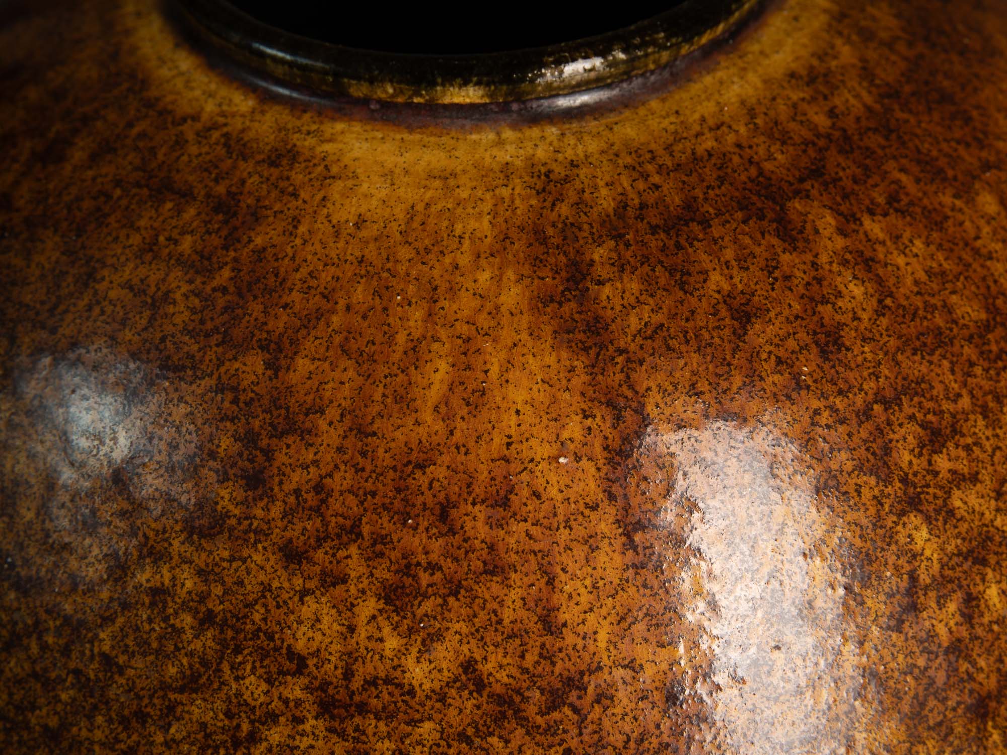 Jarre de lune par les Potiers d'Accolay, France (vers 1965-70)..Important Moon Jar vase by les Potiers d'Accolay, France (ca. 1965-70)