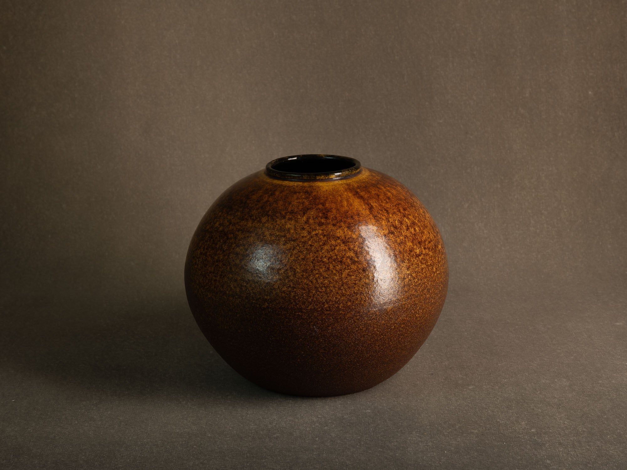 Jarre de lune par les Potiers d'Accolay, France (vers 1965-70)..Important Moon Jar vase by les Potiers d'Accolay, France (ca. 1965-70)