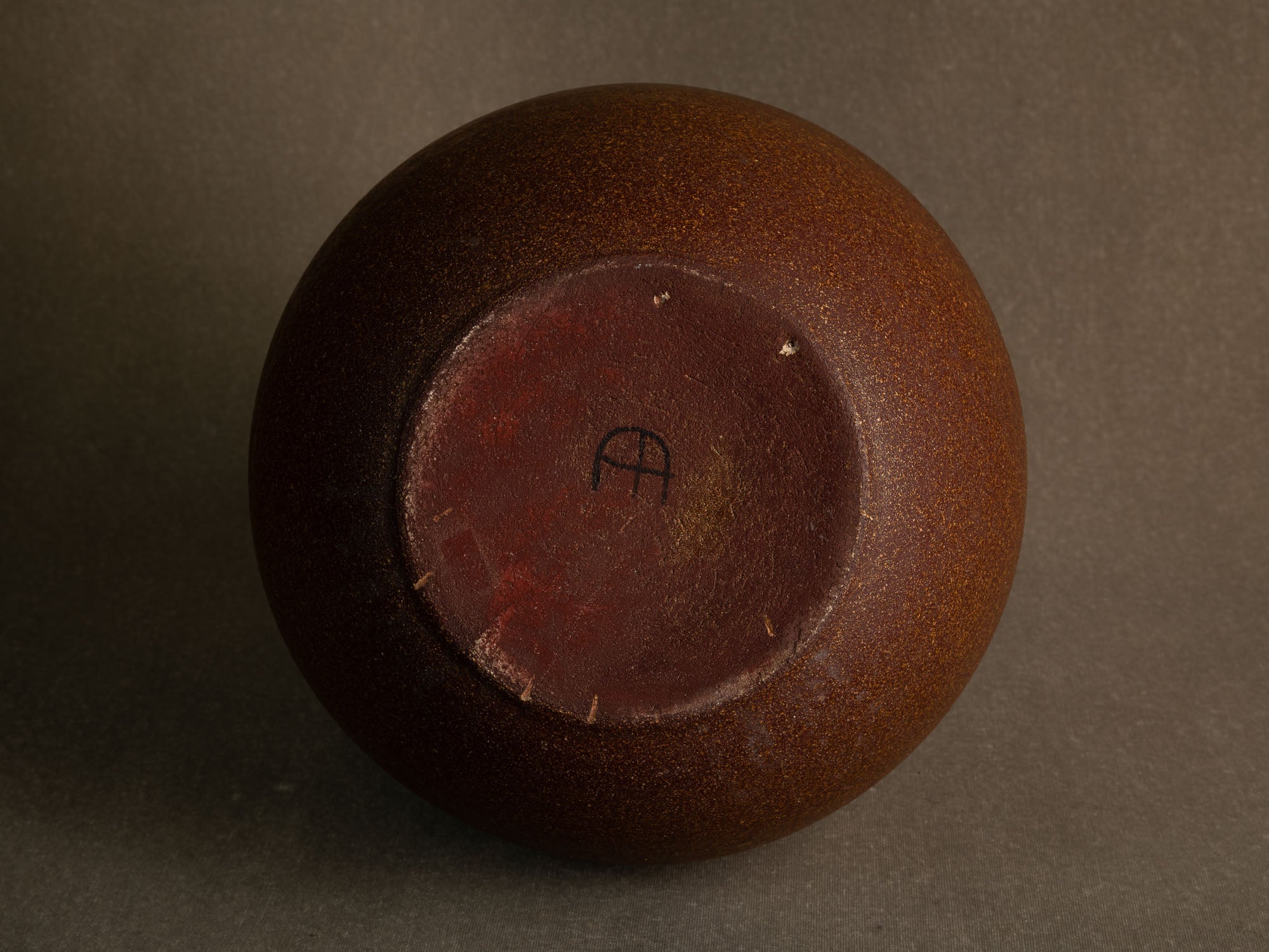 Jarre de lune par les Potiers d'Accolay, France (vers 1965-70)..Important Moon Jar vase by les Potiers d'Accolay, France (ca. 1965-70)