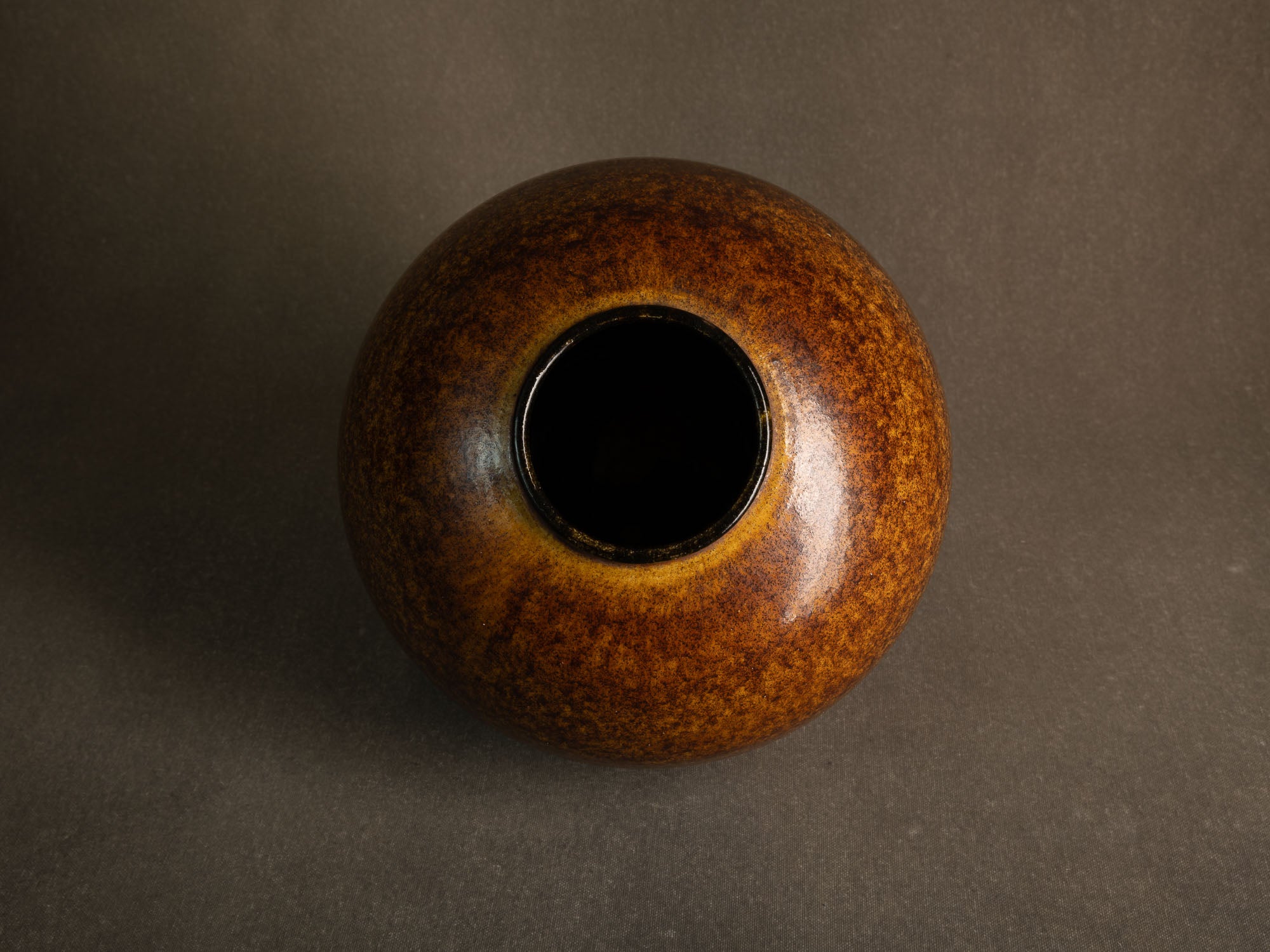 Jarre de lune par les Potiers d'Accolay, France (vers 1965-70)..Important Moon Jar vase by les Potiers d'Accolay, France (ca. 1965-70)