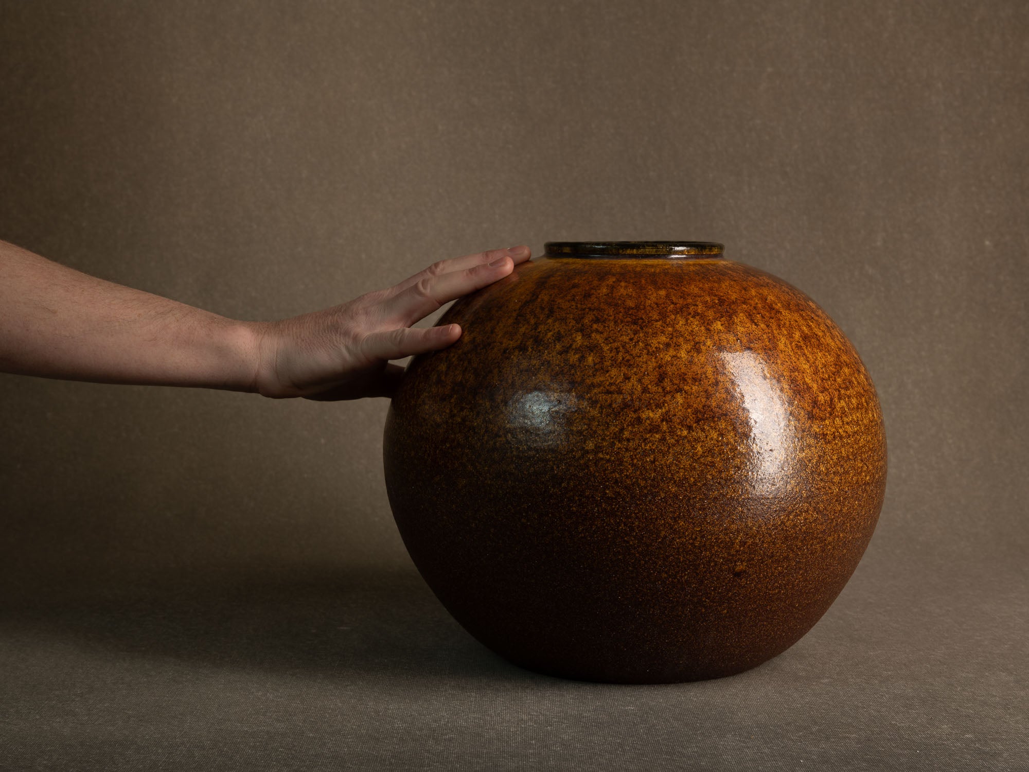 Jarre de lune par les Potiers d'Accolay, France (vers 1965-70)..Important Moon Jar vase by les Potiers d'Accolay, France (ca. 1965-70)