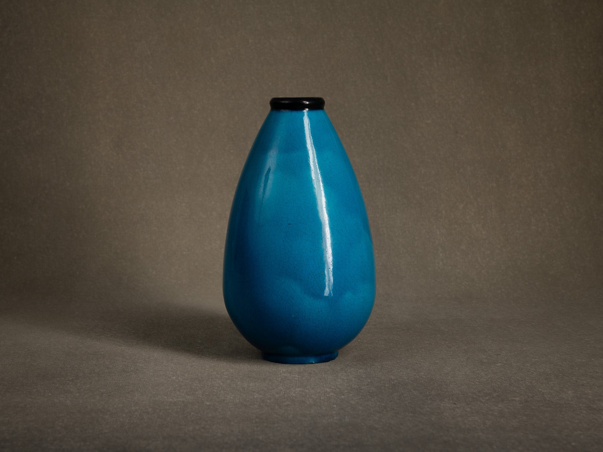 Vase moderniste "bleu egyptien" par Primavera, France (vers 1924-25)..Primavera modernist "Egyptian blue" vase, France (circa 1924-25)