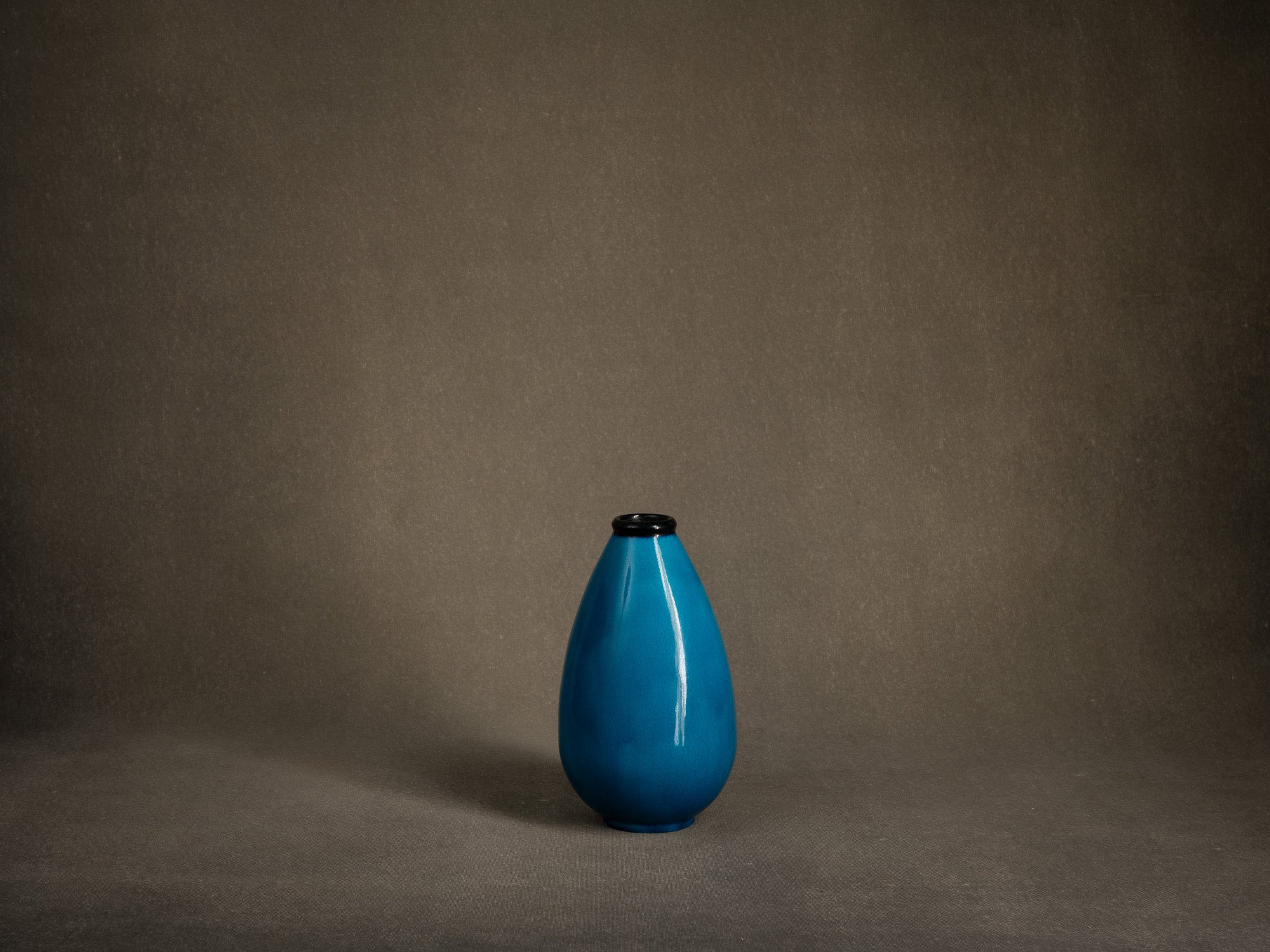 Vase moderniste "bleu egyptien" par Primavera, France (vers 1924-25)..Primavera modernist "Egyptian blue" vase, France (circa 1924-25)