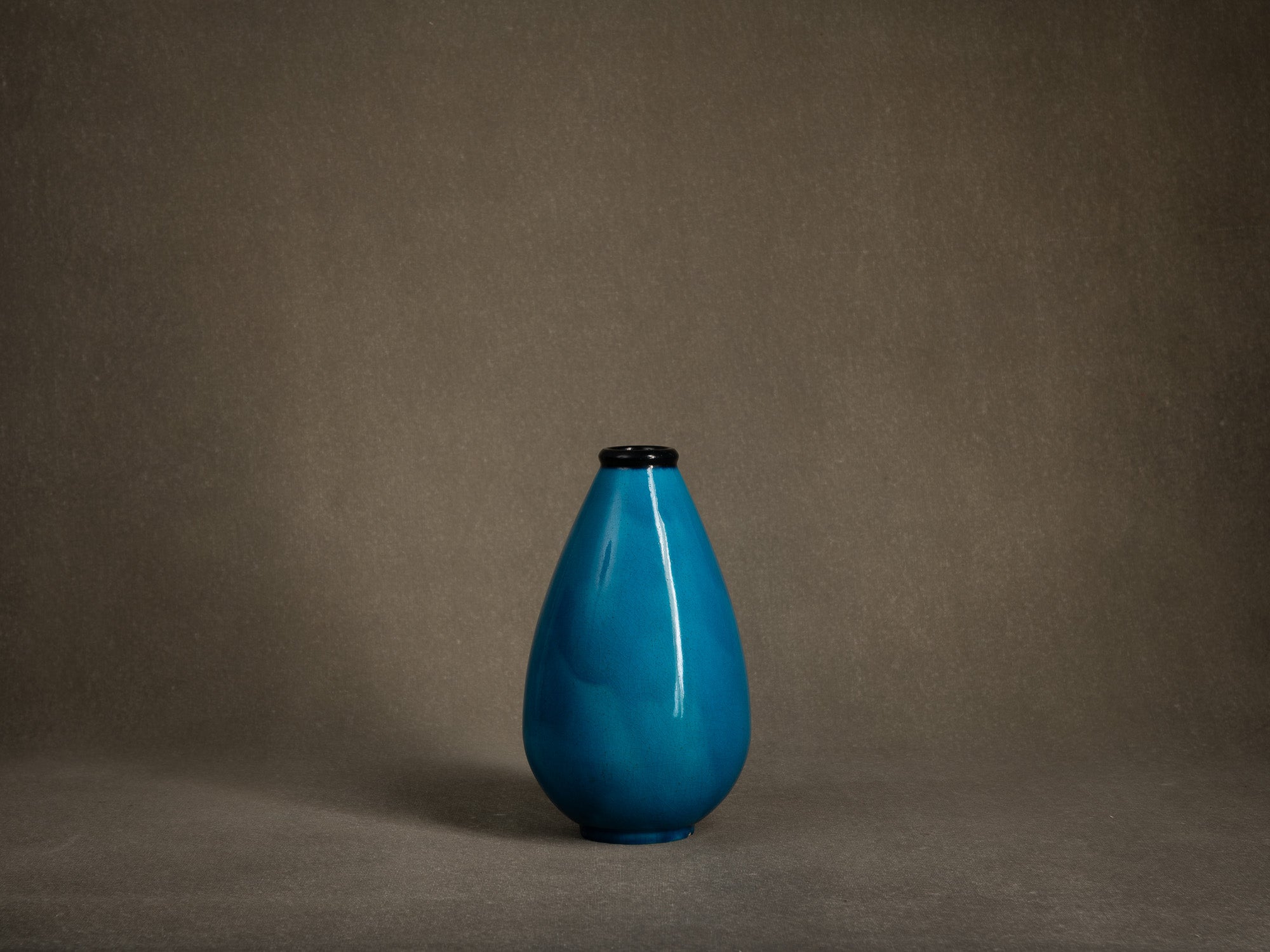 Vase moderniste "bleu egyptien" par Primavera, France (vers 1924-25)..Primavera modernist "Egyptian blue" vase, France (circa 1924-25)