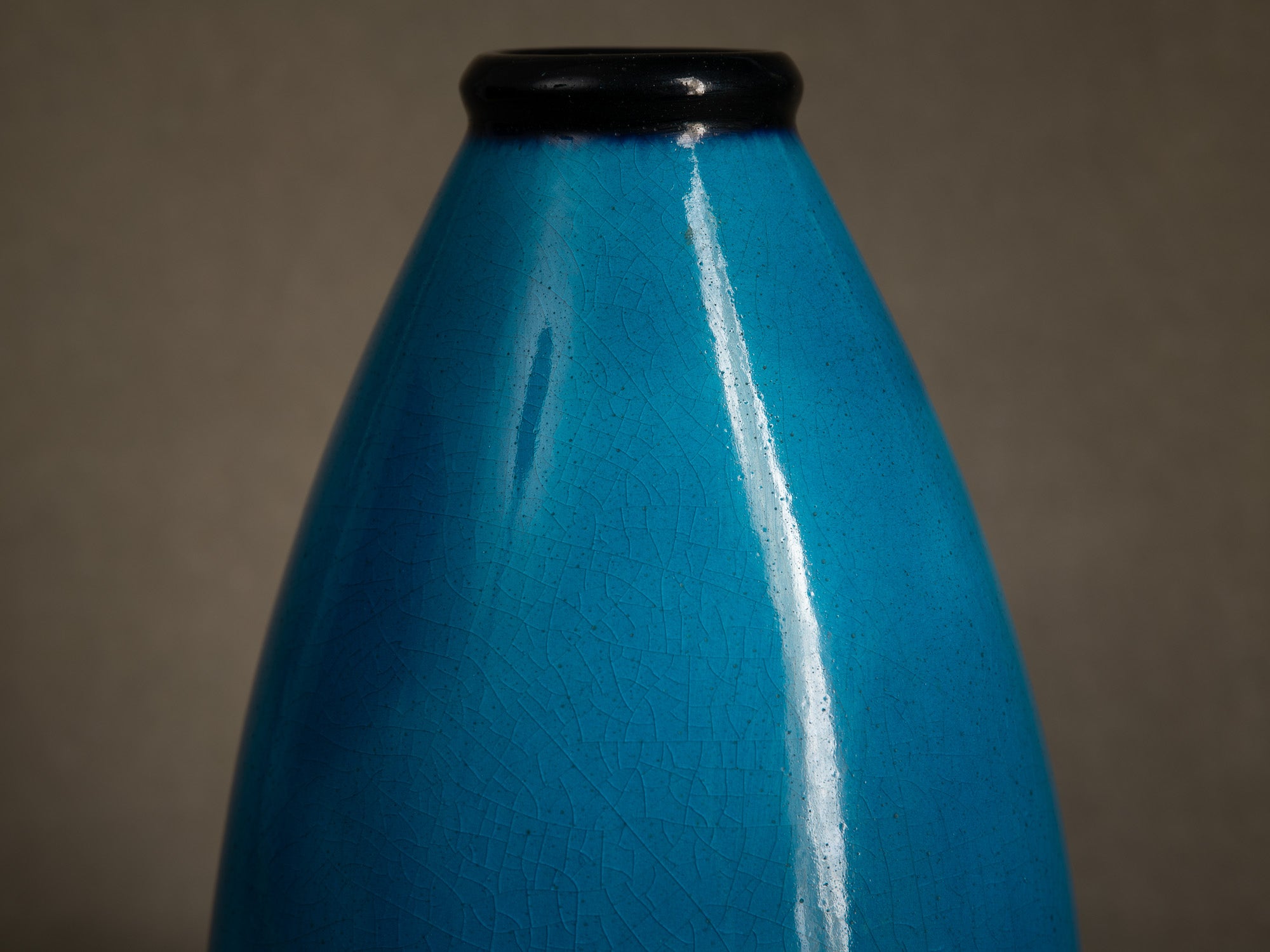 Vase moderniste "bleu egyptien" par Primavera, France (vers 1924-25)..Primavera modernist "Egyptian blue" vase, France (circa 1924-25)