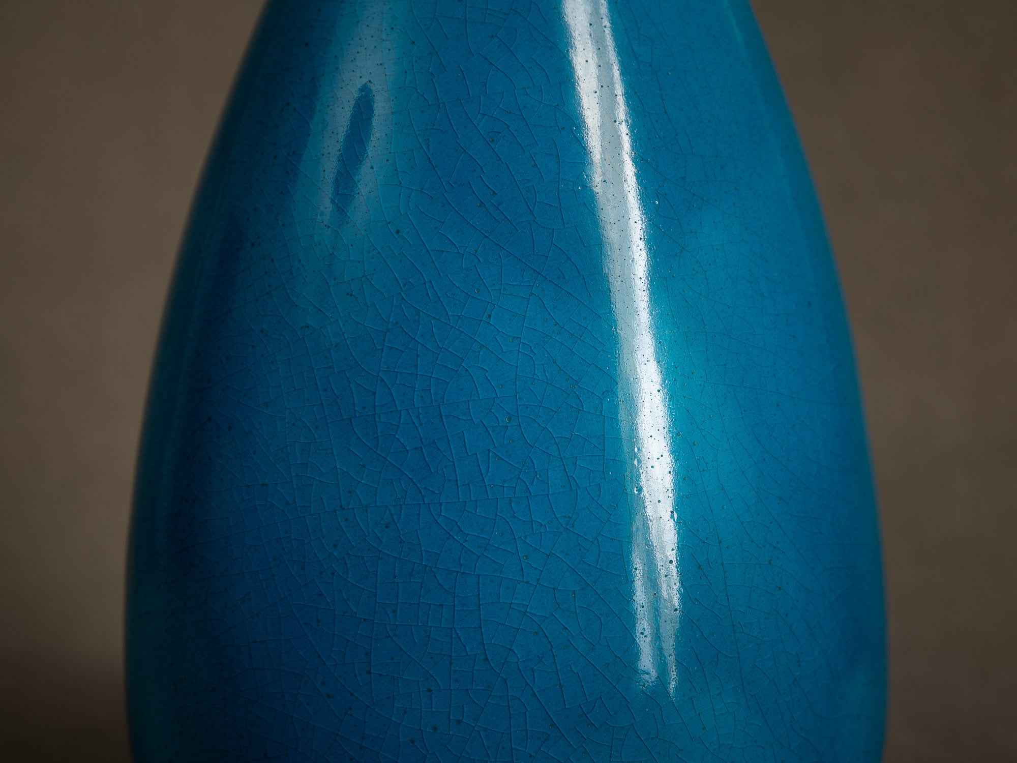 Vase moderniste "bleu egyptien" par Primavera, France (vers 1924-25)..Primavera modernist "Egyptian blue" vase, France (circa 1924-25)