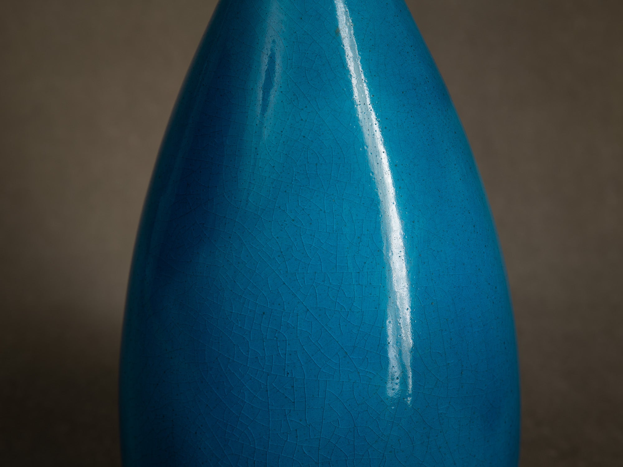 Vase moderniste "bleu egyptien" par Primavera, France (vers 1924-25)..Primavera modernist "Egyptian blue" vase, France (circa 1924-25)