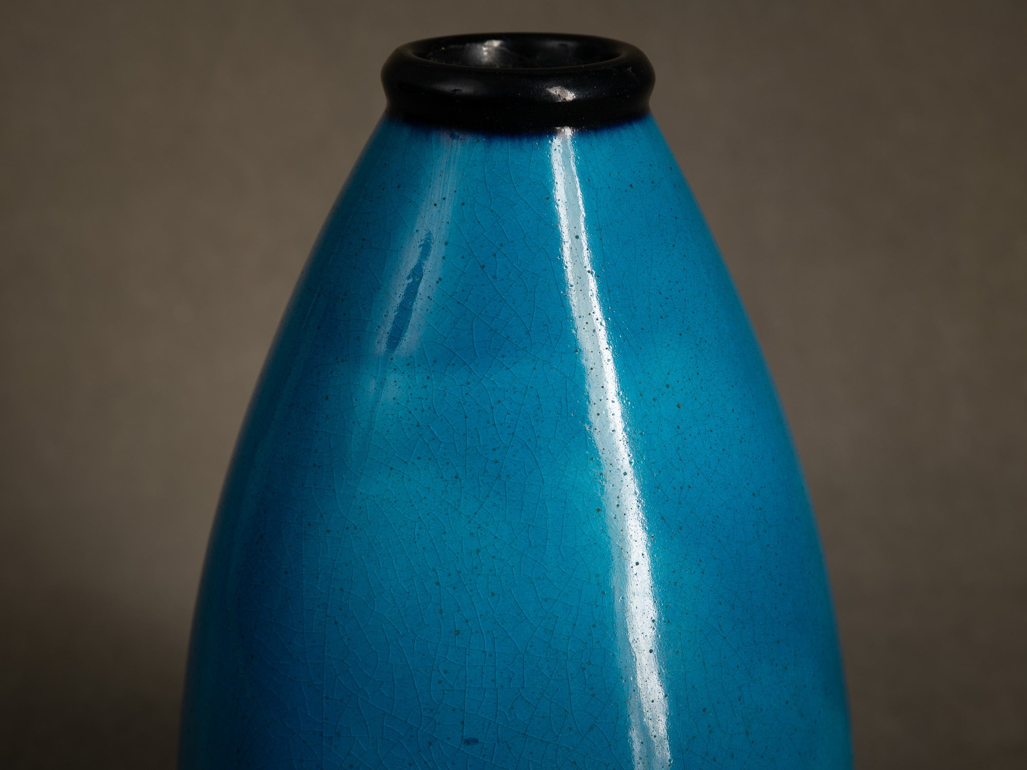 Vase moderniste "bleu egyptien" par Primavera, France (vers 1924-25)..Primavera modernist "Egyptian blue" vase, France (circa 1924-25)