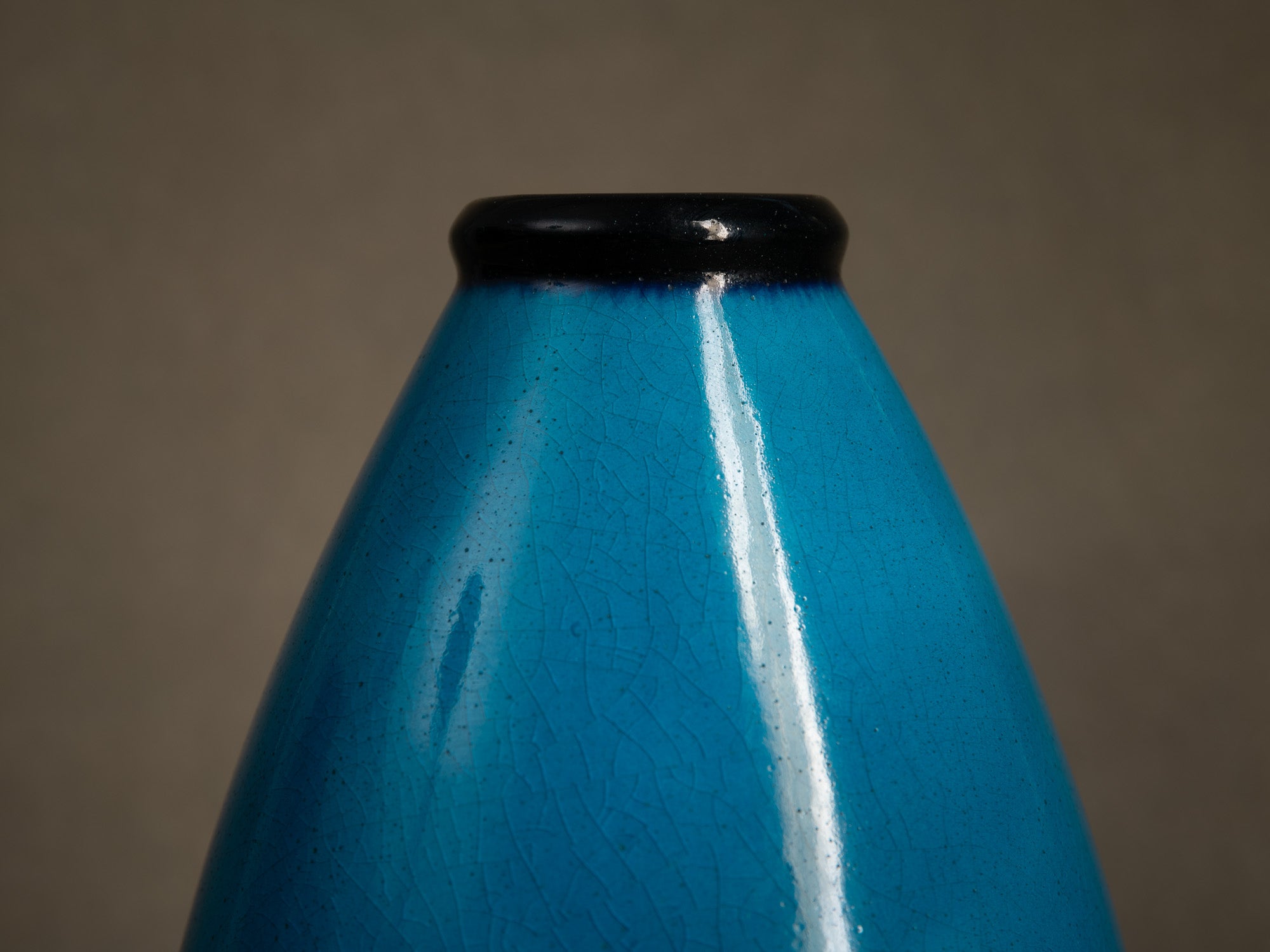 Vase moderniste "bleu egyptien" par Primavera, France (vers 1924-25)..Primavera modernist "Egyptian blue" vase, France (circa 1924-25)