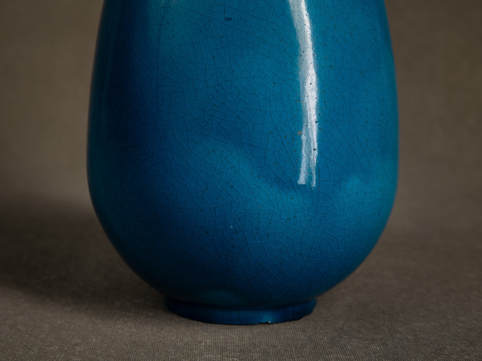 Vase moderniste "bleu egyptien" par Primavera, France (vers 1924-25)..Primavera modernist "Egyptian blue" vase, France (circa 1924-25)