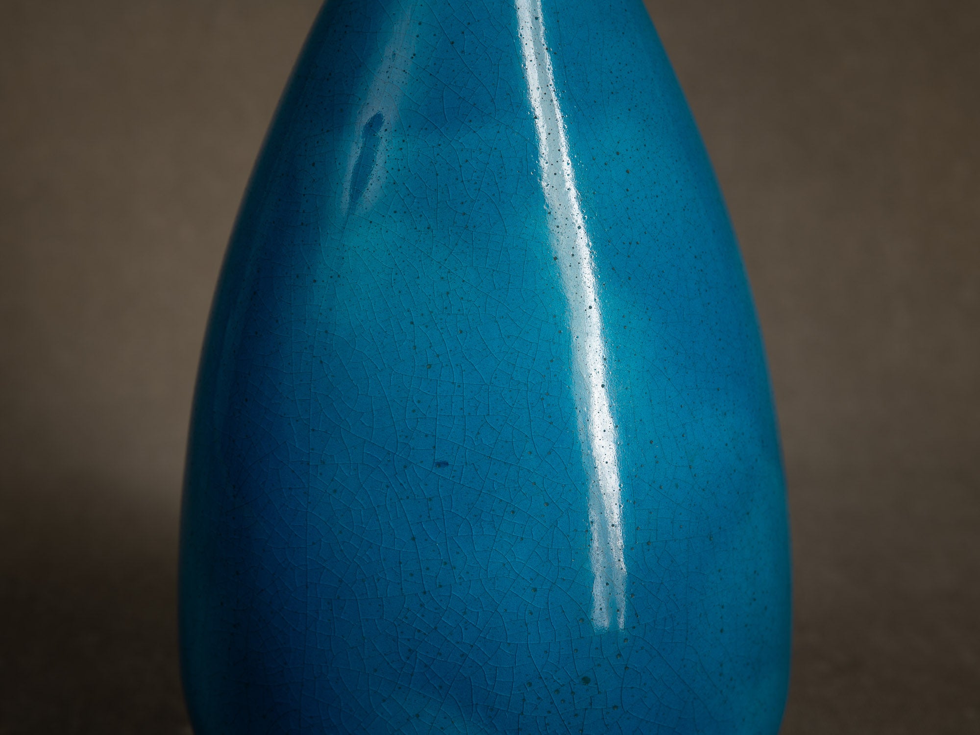 Vase moderniste "bleu egyptien" par Primavera, France (vers 1924-25)..Primavera modernist "Egyptian blue" vase, France (circa 1924-25)