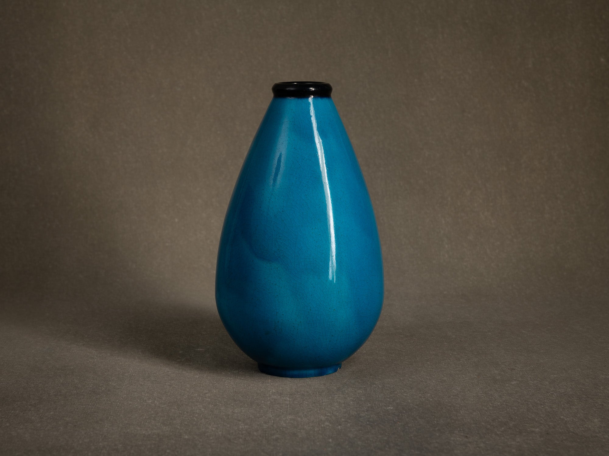 Vase moderniste "bleu egyptien" par Primavera, France (vers 1924-25)..Primavera modernist "Egyptian blue" vase, France (circa 1924-25)