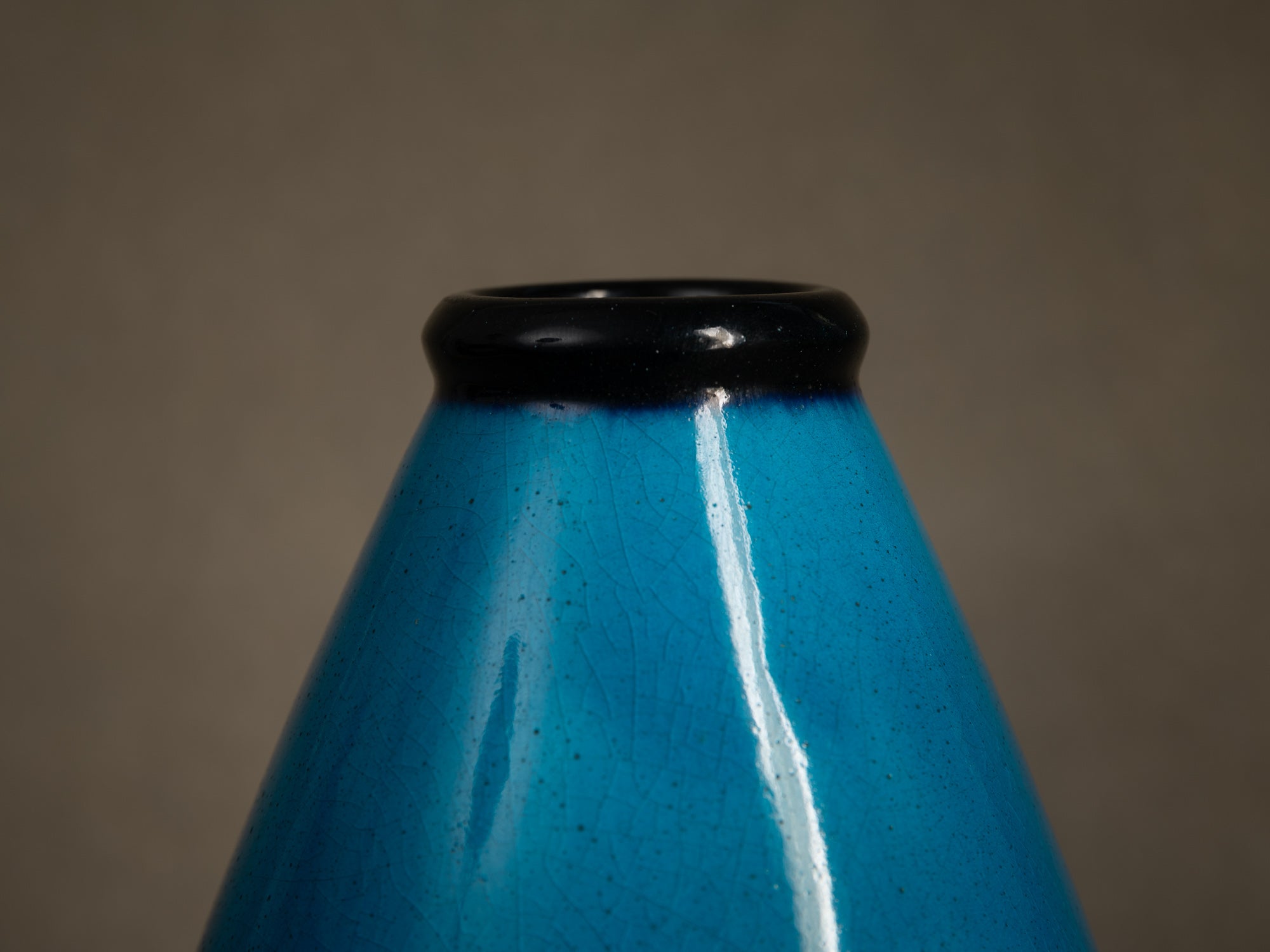 Vase moderniste "bleu egyptien" par Primavera, France (vers 1924-25)..Primavera modernist "Egyptian blue" vase, France (circa 1924-25)