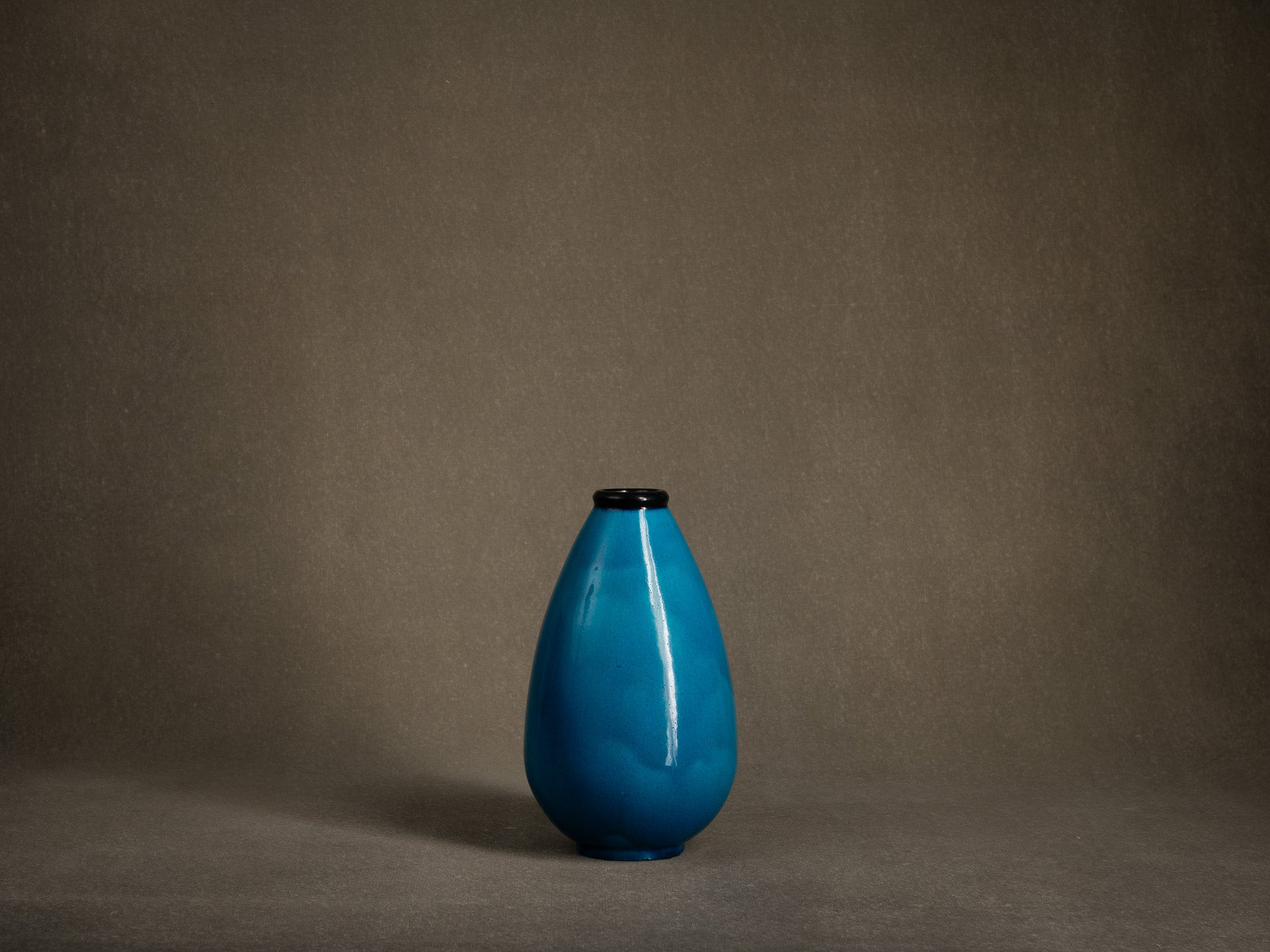 Vase moderniste "bleu egyptien" par Primavera, France (vers 1924-25)..Primavera modernist "Egyptian blue" vase, France (circa 1924-25)