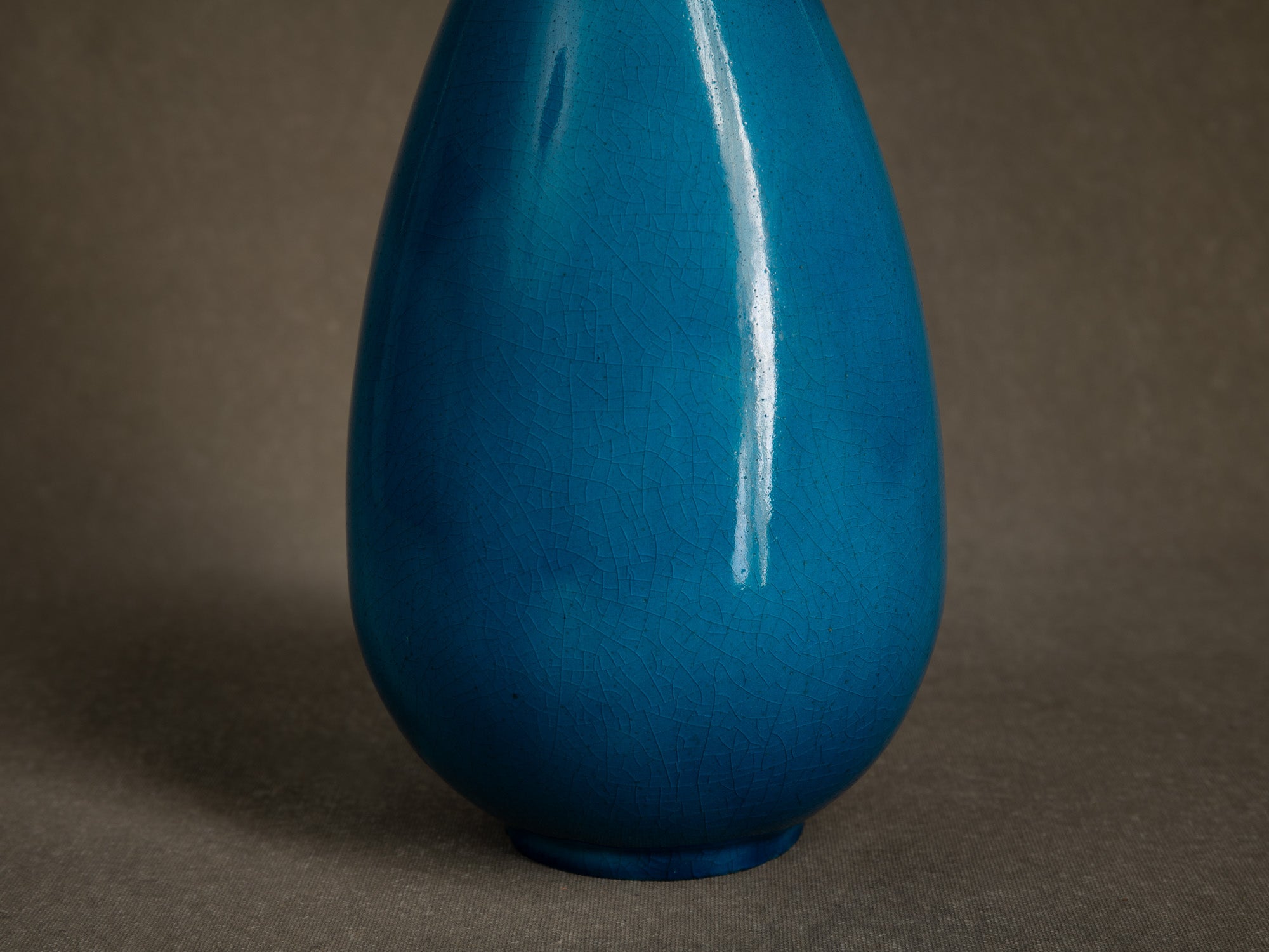 Vase moderniste "bleu egyptien" par Primavera, France (vers 1924-25)..Primavera modernist "Egyptian blue" vase, France (circa 1924-25)