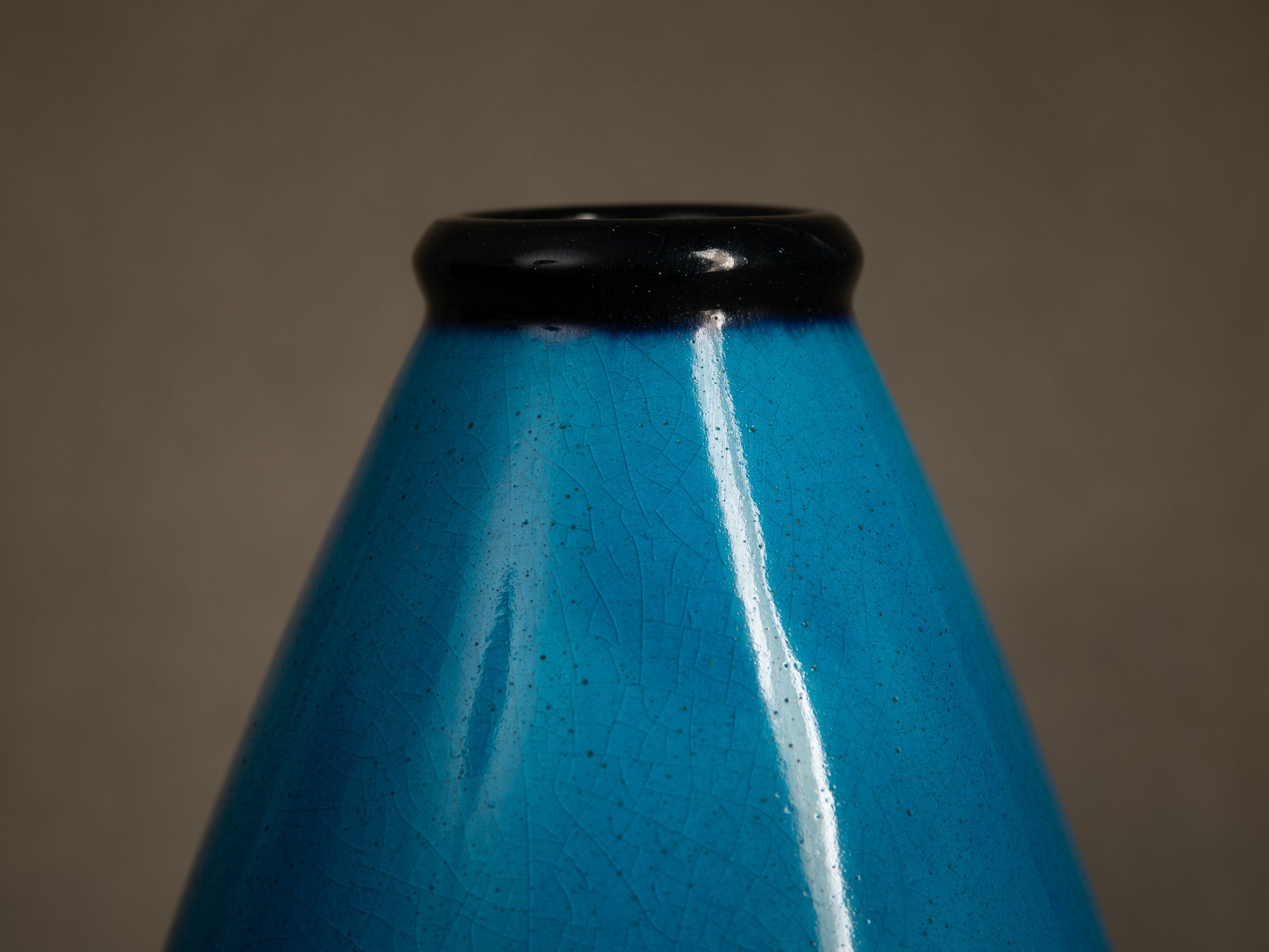 Vase moderniste "bleu egyptien" par Primavera, France (vers 1924-25)..Primavera modernist "Egyptian blue" vase, France (circa 1924-25)