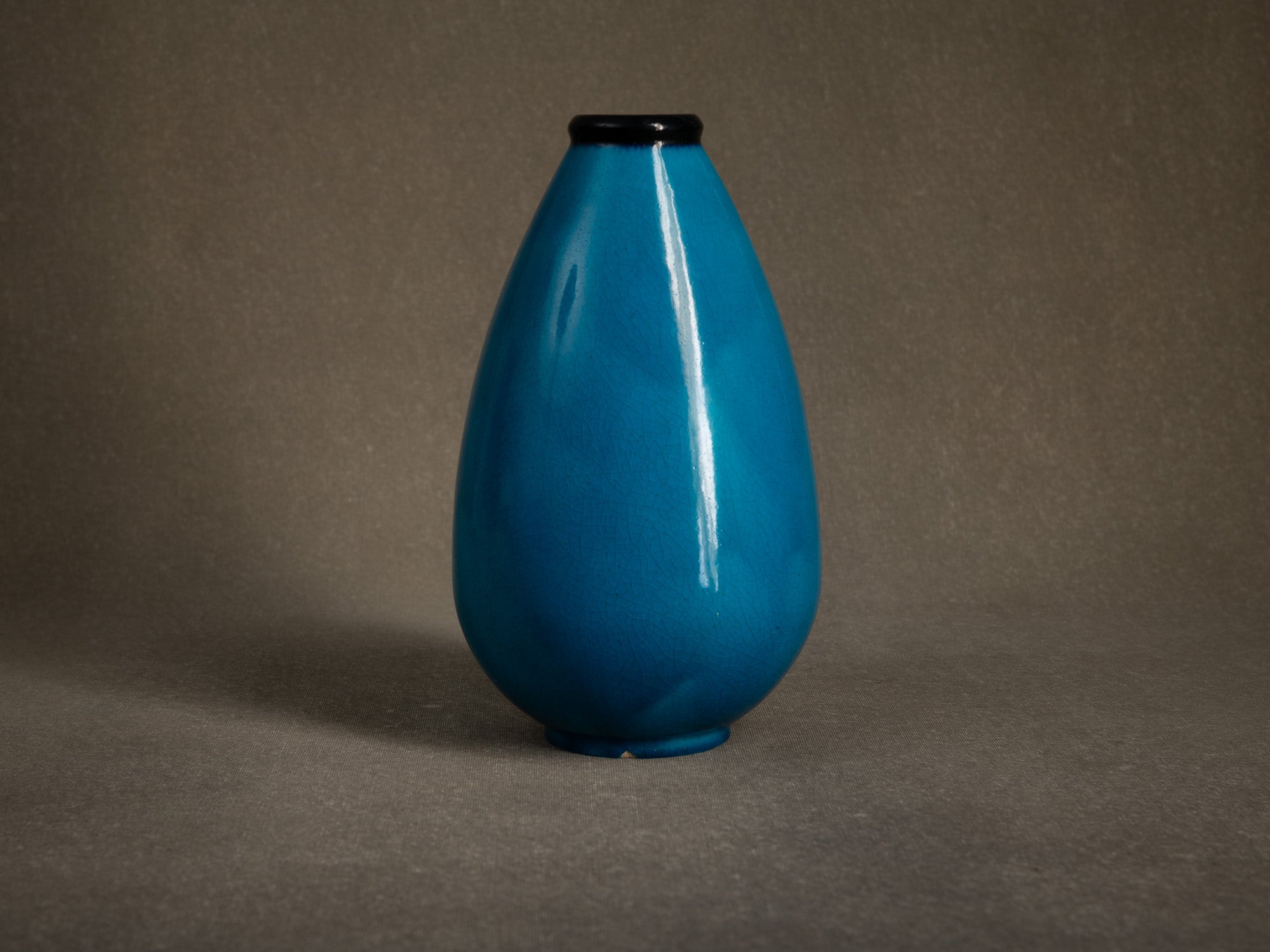 Vase moderniste "bleu egyptien" par Primavera, France (vers 1924-25)..Primavera modernist "Egyptian blue" vase, France (circa 1924-25)