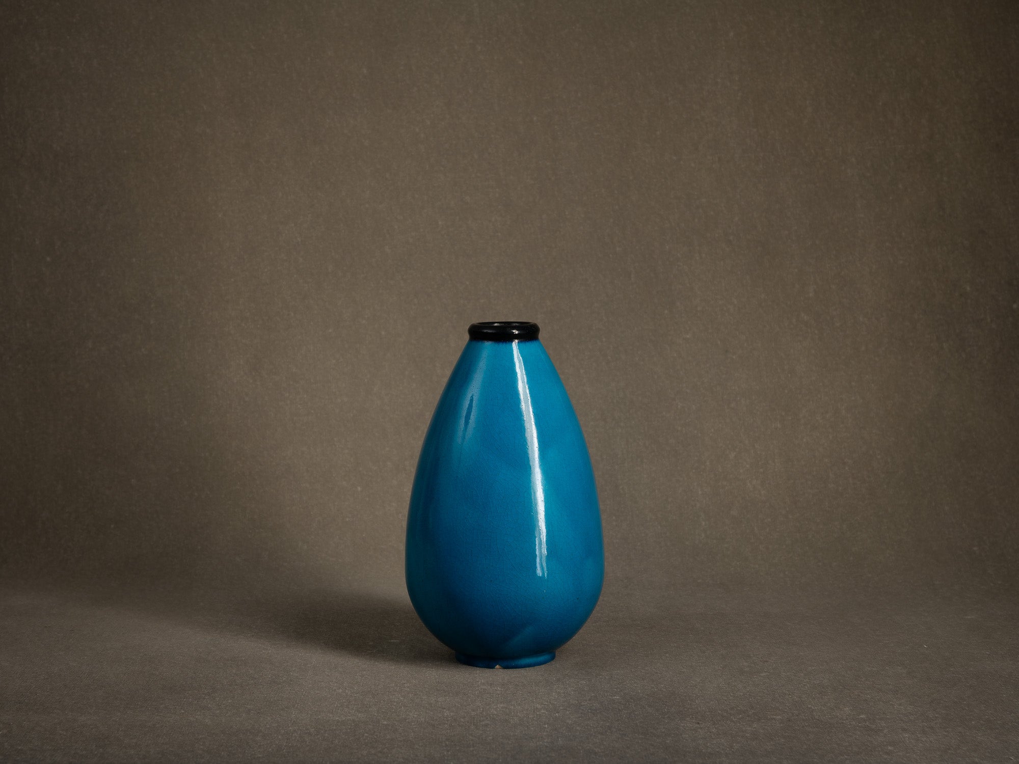 Vase moderniste "bleu egyptien" par Primavera, France (vers 1924-25)..Primavera modernist "Egyptian blue" vase, France (circa 1924-25)