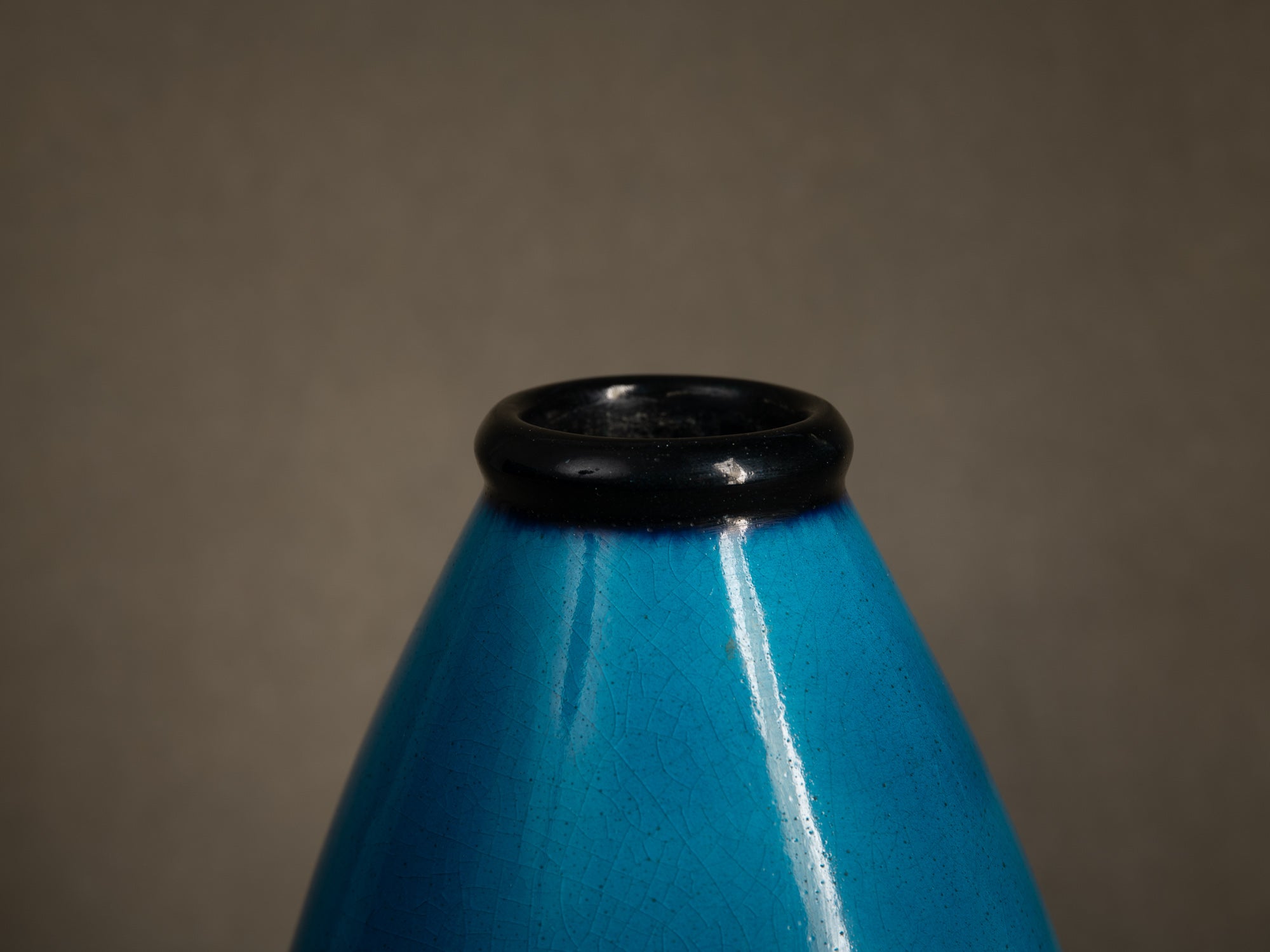 Vase moderniste "bleu egyptien" par Primavera, France (vers 1924-25)..Primavera modernist "Egyptian blue" vase, France (circa 1924-25)