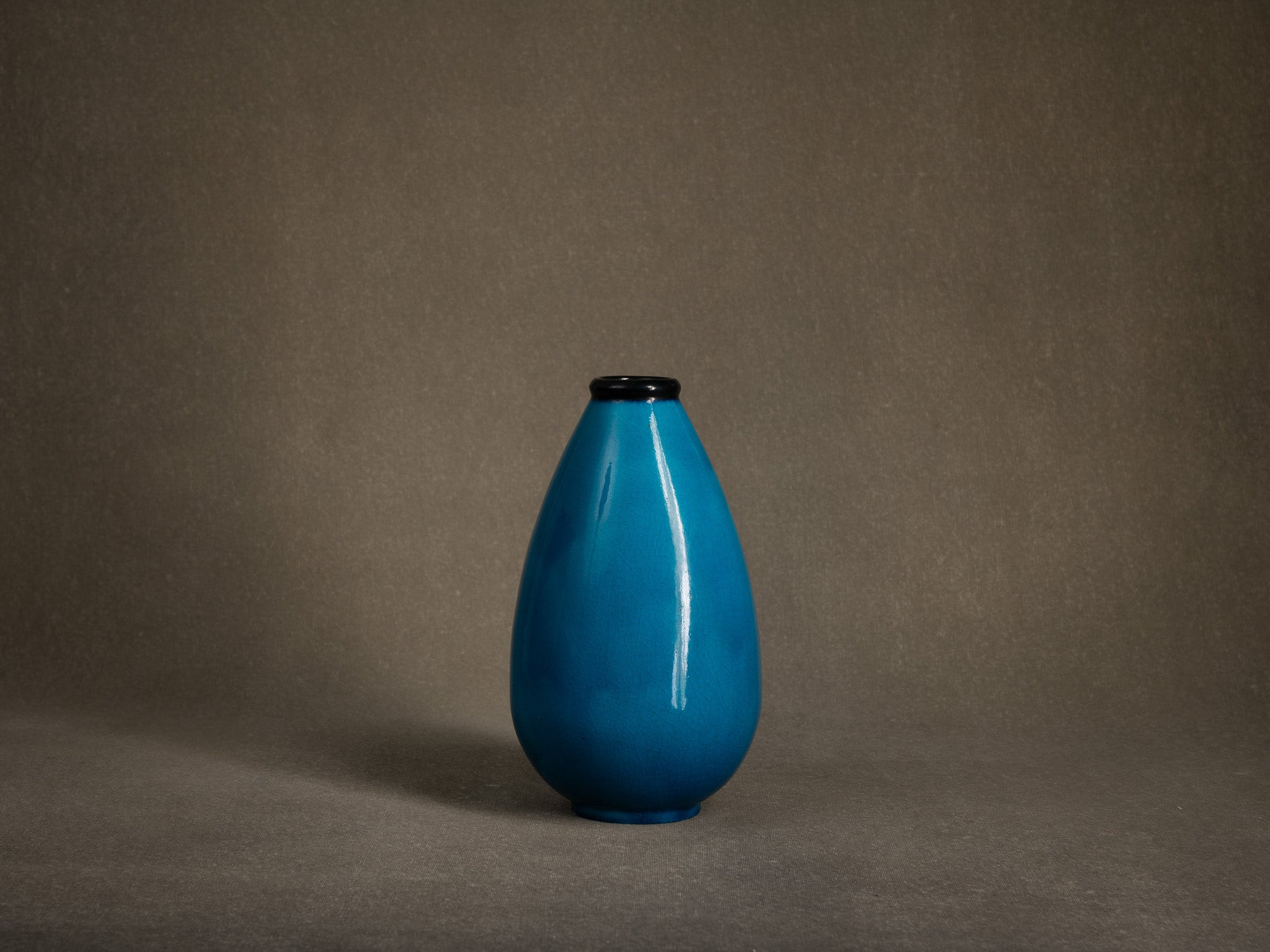 Vase moderniste "bleu egyptien" par Primavera, France (vers 1924-25)..Primavera modernist "Egyptian blue" vase, France (circa 1924-25)