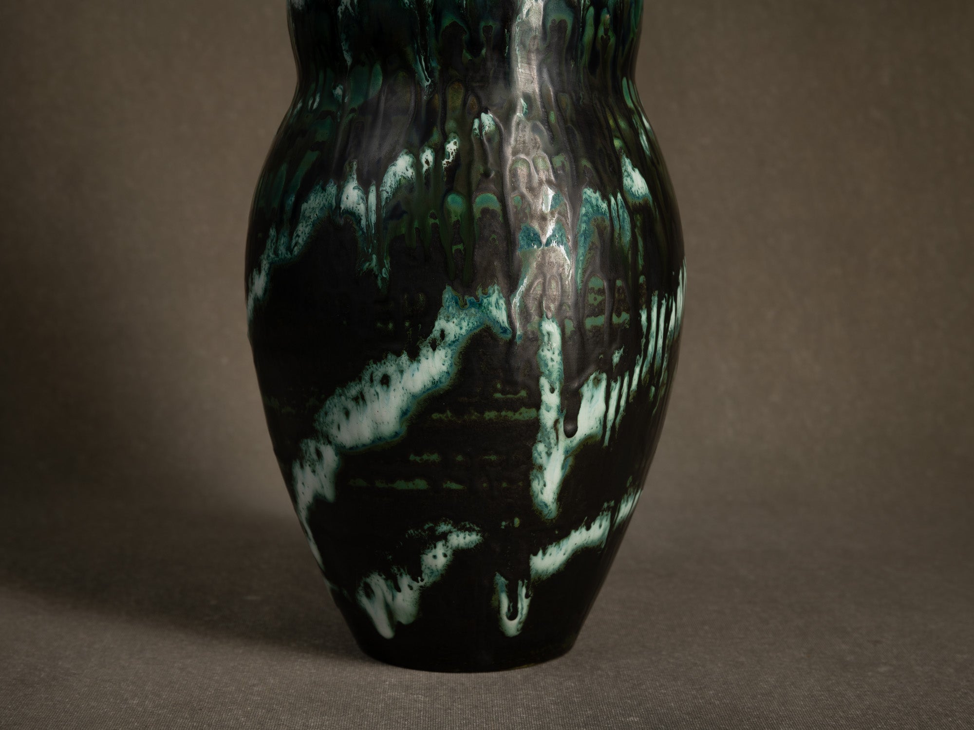 Remarquable vase par Colette Gueden pour Primavera, France (vers 1945-50)..Outstanding vase by Colette Gueden for Primavera, France (circa 1945-50)