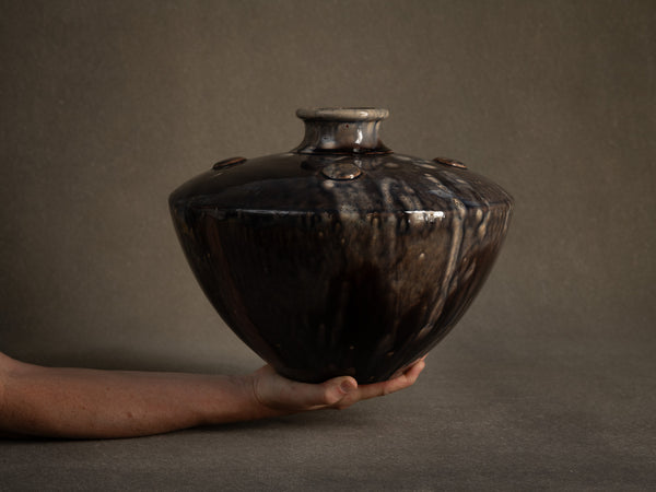 Important vase d'inspiration extrême-orientale en grès de Madeleine Sougez pour Primavera, France (vers 1922-23)..Notable vase by Madeleine Sougez for Primavera, France (circa 1922-23)