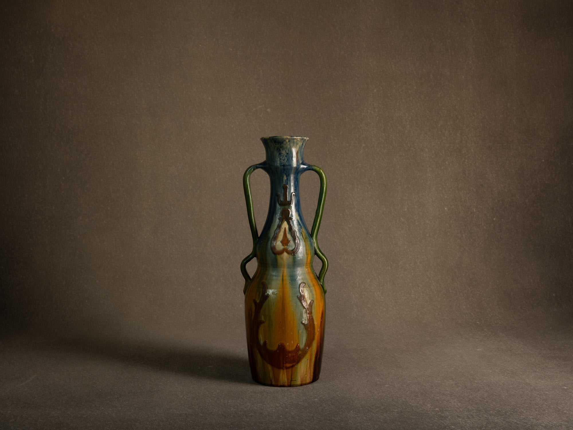 Vase ansé Art nouveau en terre flamande de Torhout, Belgique (vers 1890-1900)..Art Nouveau vase with handles in Flemish clay from Torhout, Belgium (ca. 1980-1900)