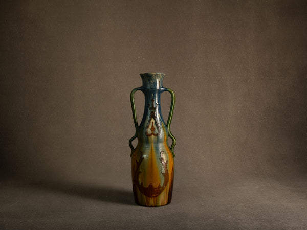 Vase ansé Art nouveau en terre flamande de Torhout, Belgique (vers 1890-1900)..Art Nouveau vase with handles in Flemish clay from Torhout, Belgium (ca. 1980-1900)