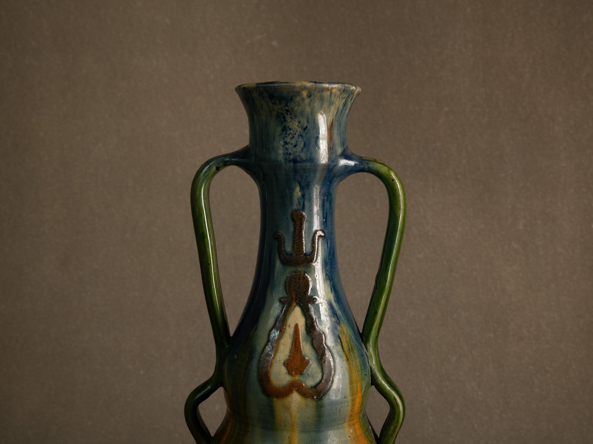 Vase ansé Art nouveau en terre flamande de Torhout, Belgique (vers 1890-1900)..Art Nouveau vase with handles in Flemish clay from Torhout, Belgium (ca. 1980-1900)