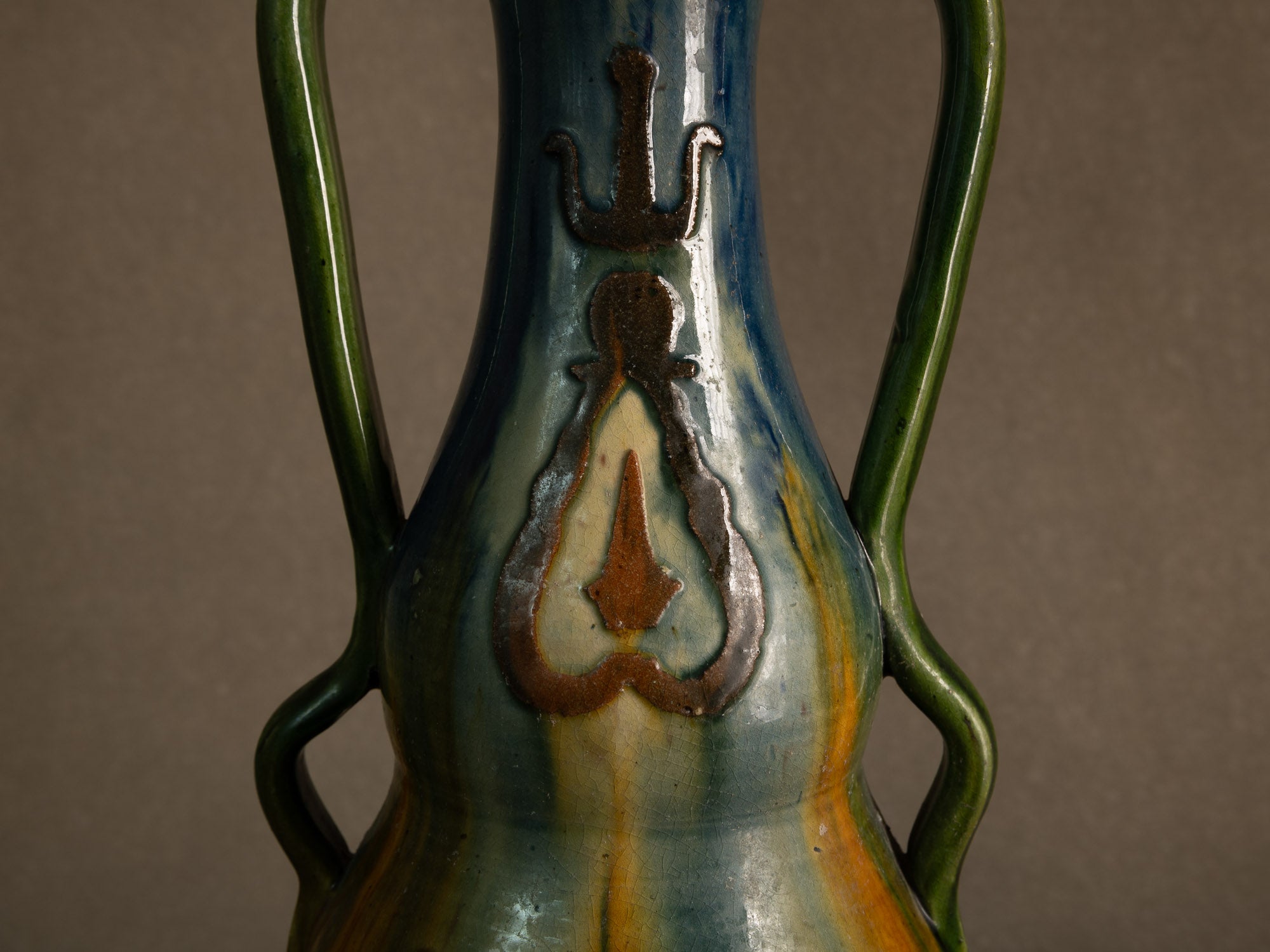 Vase ansé Art nouveau en terre flamande de Torhout, Belgique (vers 1890-1900)..Art Nouveau vase with handles in Flemish clay from Torhout, Belgium (ca. 1980-1900)
