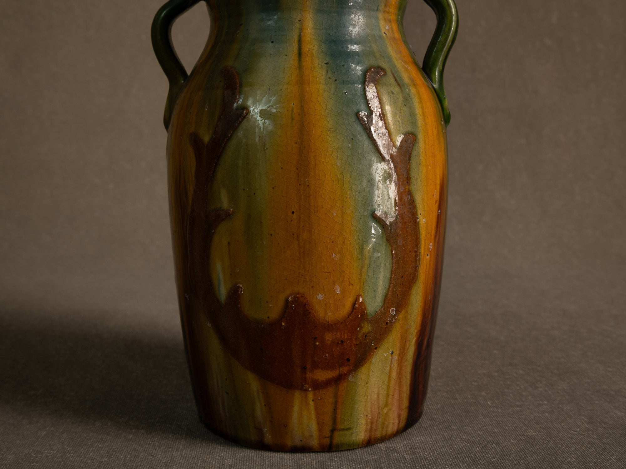 Vase ansé Art nouveau en terre flamande de Torhout, Belgique (vers 1890-1900)..Art Nouveau vase with handles in Flemish clay from Torhout, Belgium (ca. 1980-1900)