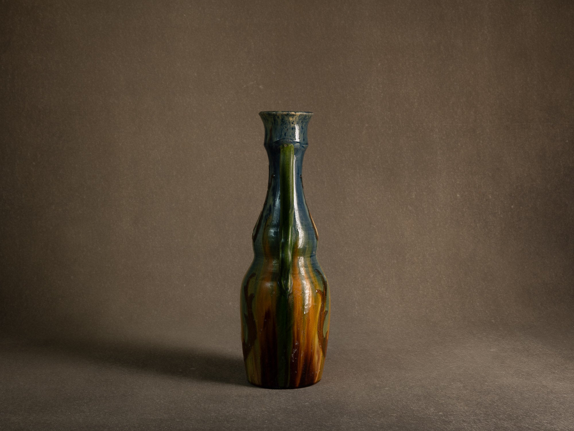 Vase ansé Art nouveau en terre flamande de Torhout, Belgique (vers 1890-1900)..Art Nouveau vase with handles in Flemish clay from Torhout, Belgium (ca. 1980-1900)