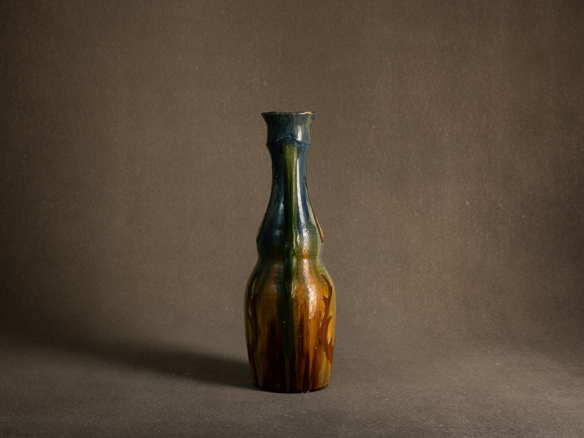 Vase ansé Art nouveau en terre flamande de Torhout, Belgique (vers 1890-1900)..Art Nouveau vase with handles in Flemish clay from Torhout, Belgium (ca. 1980-1900)
