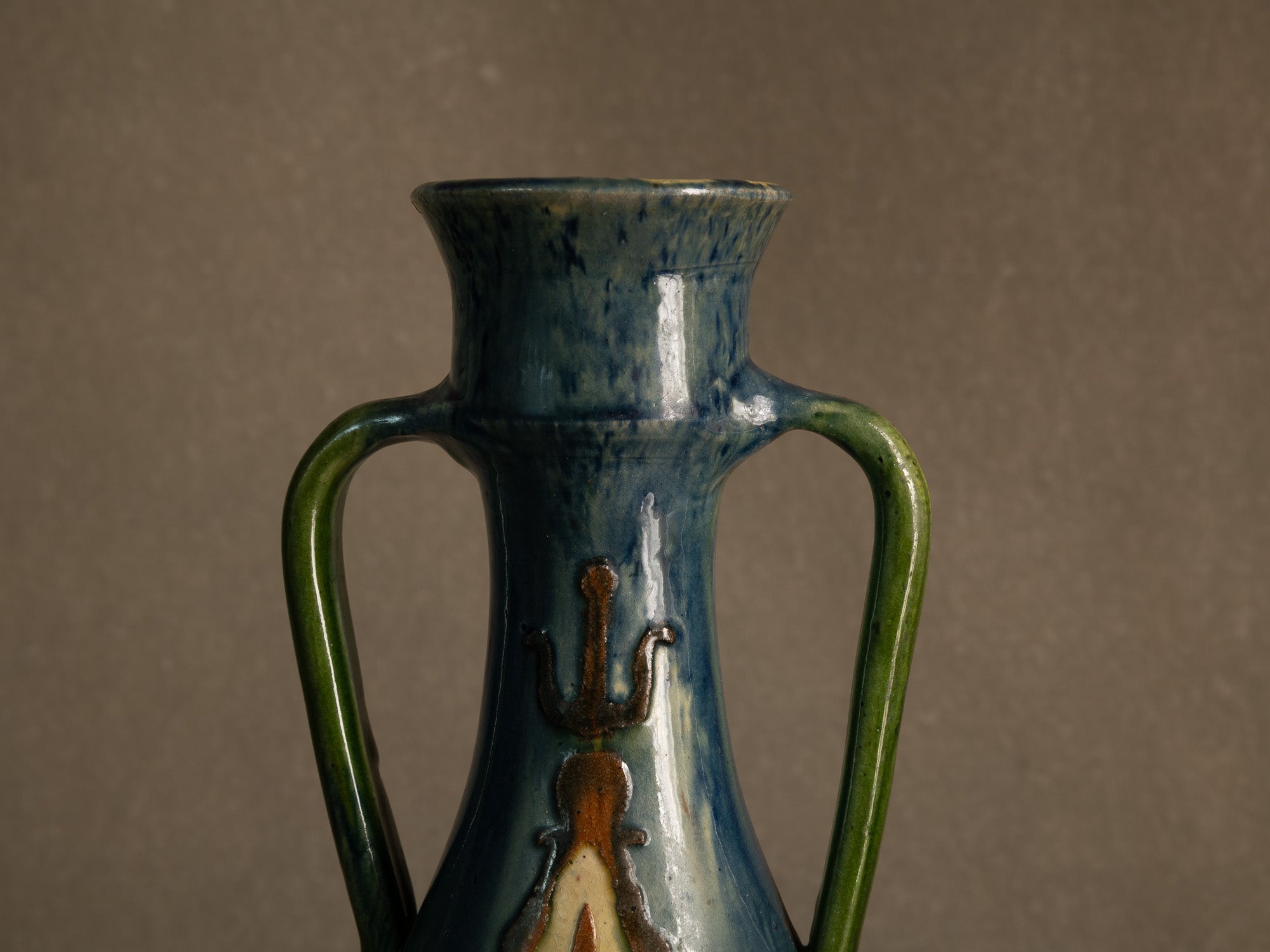 Vase ansé Art nouveau en terre flamande de Torhout, Belgique (vers 1890-1900)..Art Nouveau vase with handles in Flemish clay from Torhout, Belgium (ca. 1980-1900)