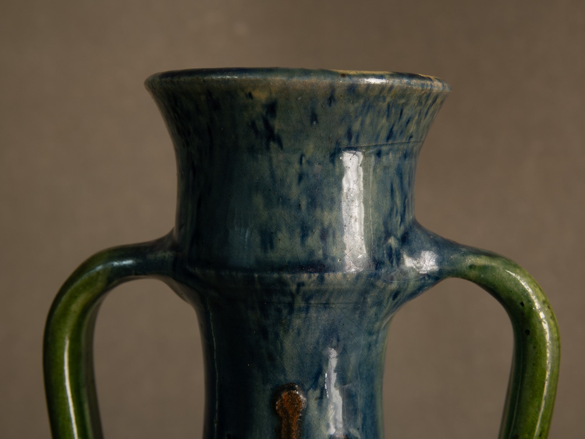 Vase ansé Art nouveau en terre flamande de Torhout, Belgique (vers 1890-1900)..Art Nouveau vase with handles in Flemish clay from Torhout, Belgium (ca. 1980-1900)