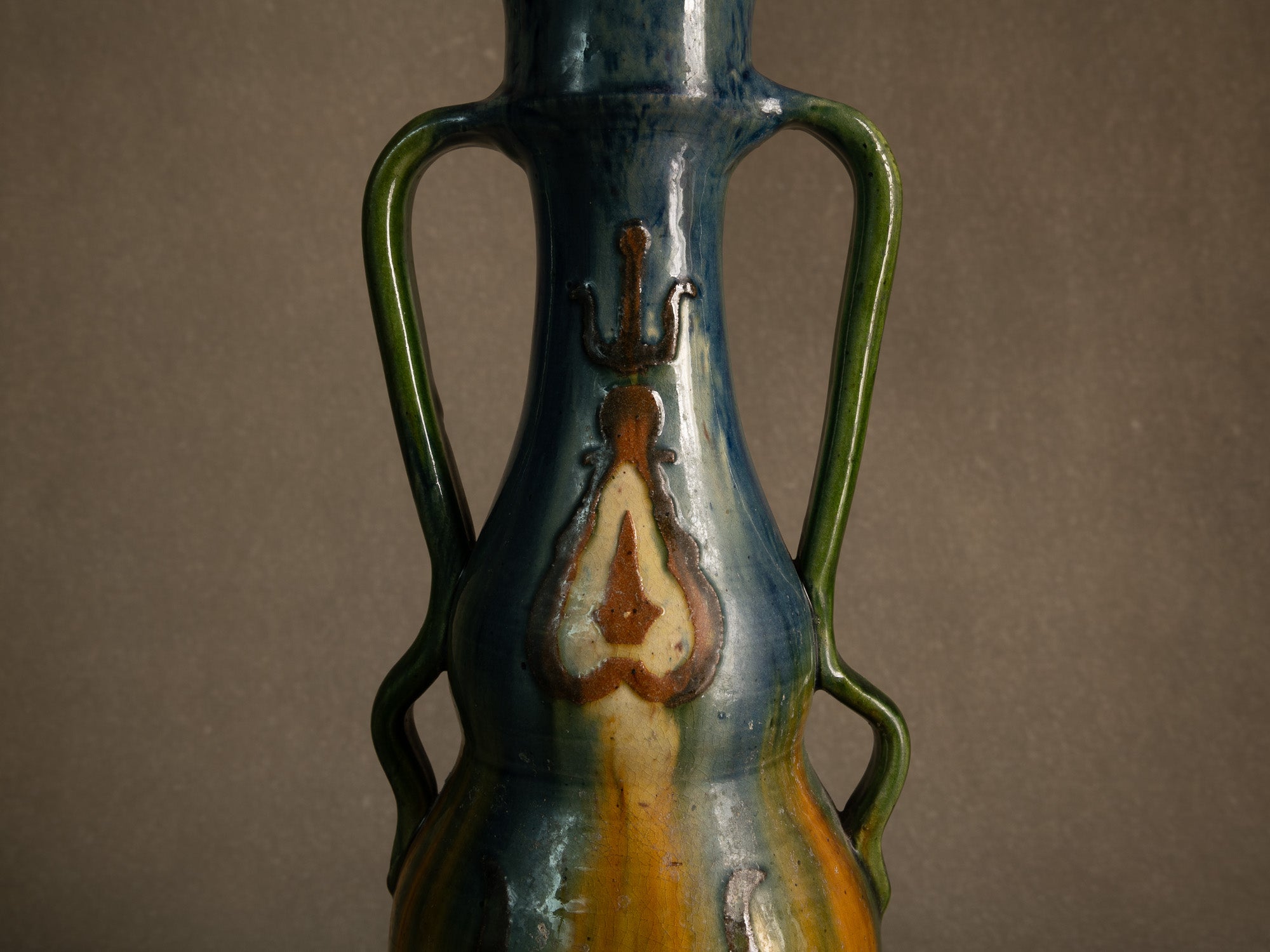 Vase ansé Art nouveau en terre flamande de Torhout, Belgique (vers 1890-1900)..Art Nouveau vase with handles in Flemish clay from Torhout, Belgium (ca. 1980-1900)